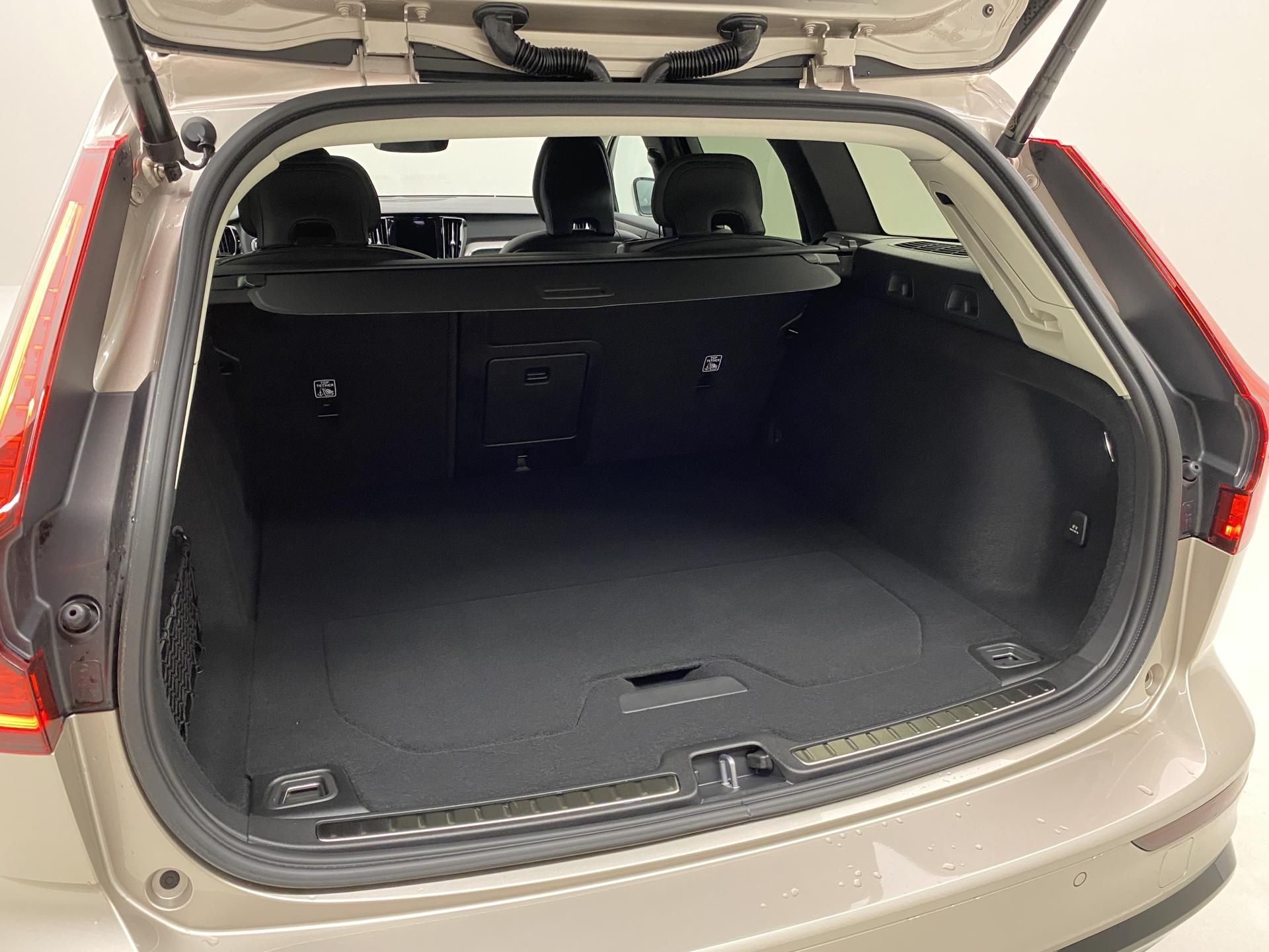 Volvo V60, B4 AUT DARK PLUS - fotka 5
