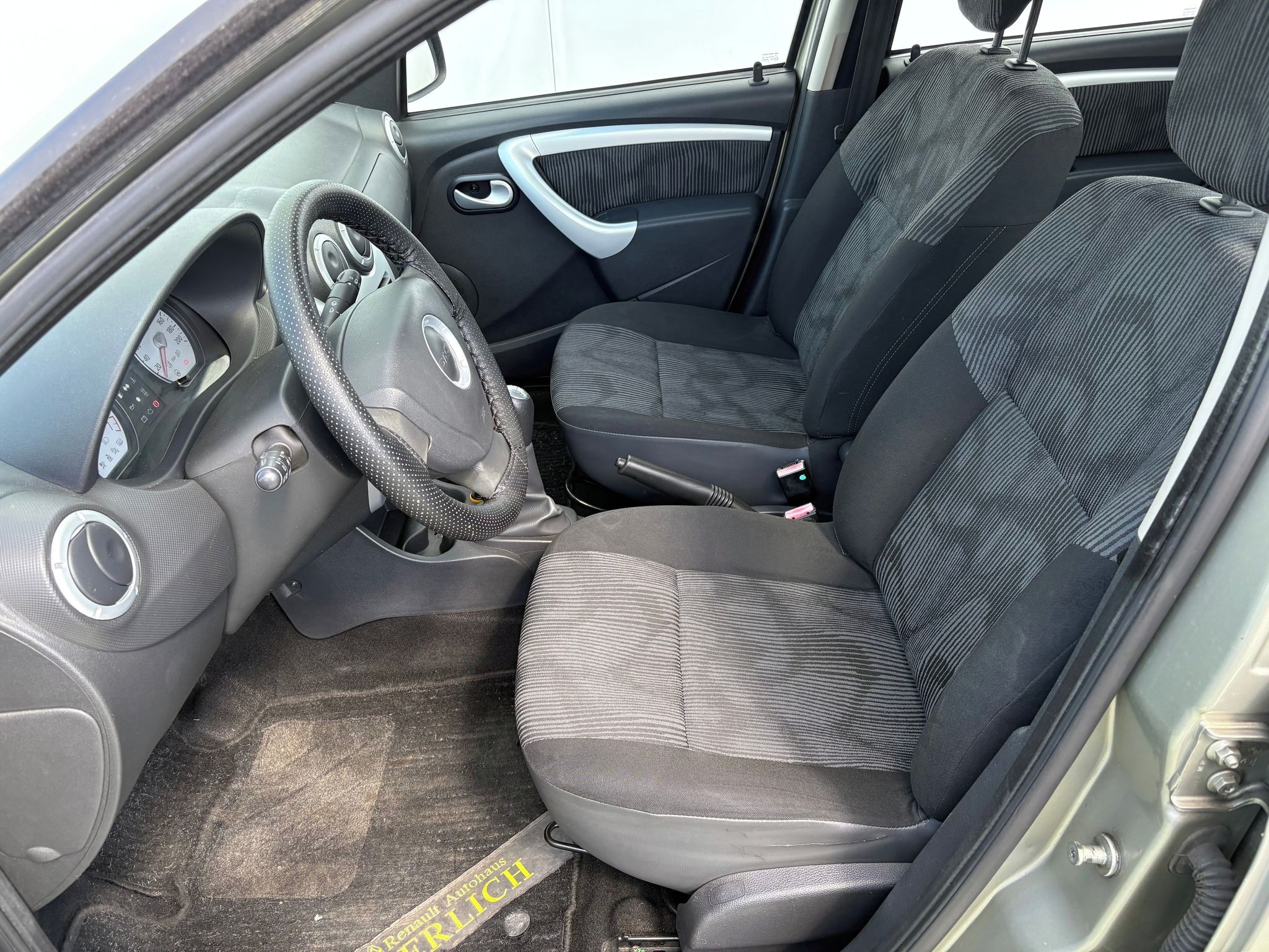 Dacia Sandero, 1.6i, 64kW, Klima, Senzory - fotka 6