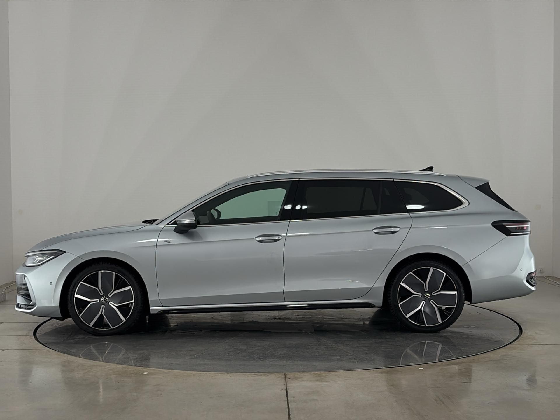 Volkswagen Passat, 2.0 TDI DSG / 110 kW R-Line Pe - fotka 3