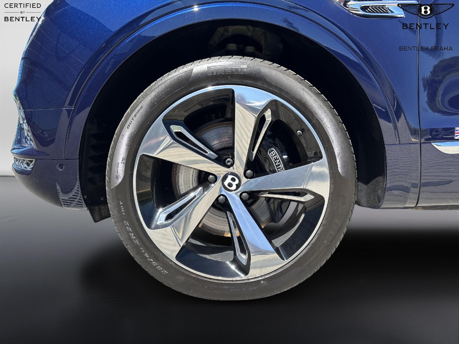 Bentley Bentayga, V8 - fotka 6