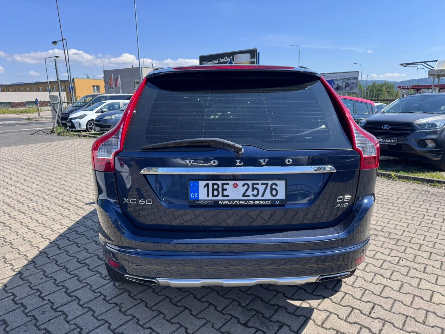 Volvo XC60, 4X4 2,4 D5 158 KW SUMMUM ČR - fotka 4