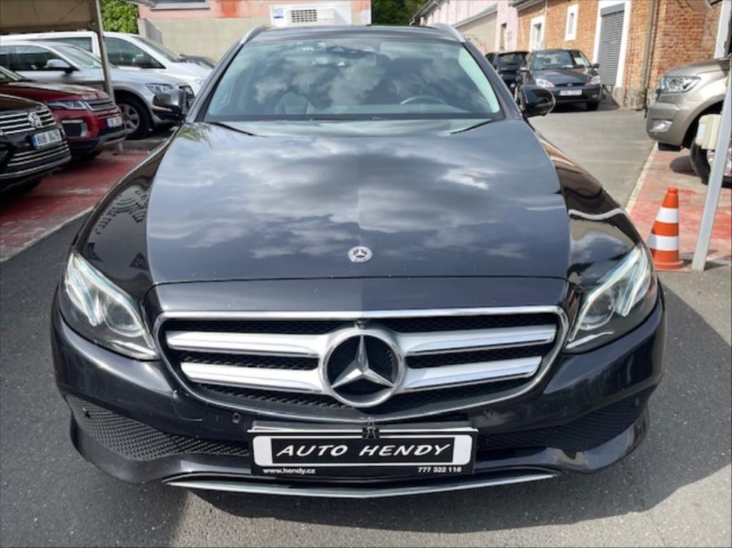 Mercedes-Benz Třídy E, 2,0 220d 4Matic,Head-up,ČR nov - fotka 2