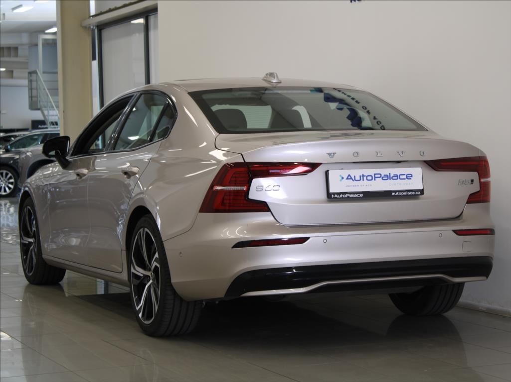 Volvo S60, 2,0 B5 AWD Ultimate Dark ČR - fotka 3