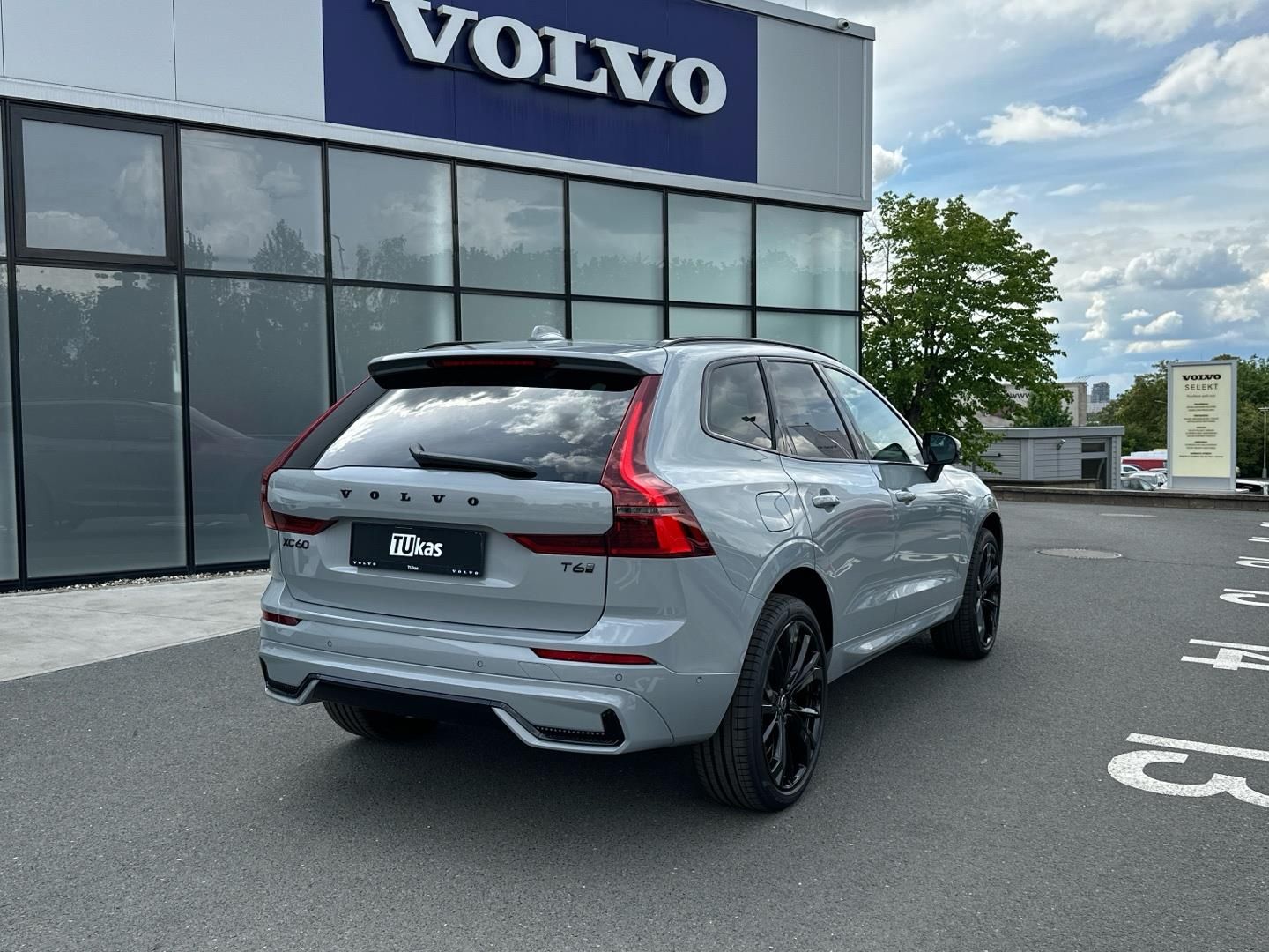 Volvo XC60, 2.0 293kW 4x4  T6 PLUS Black E - fotka 6