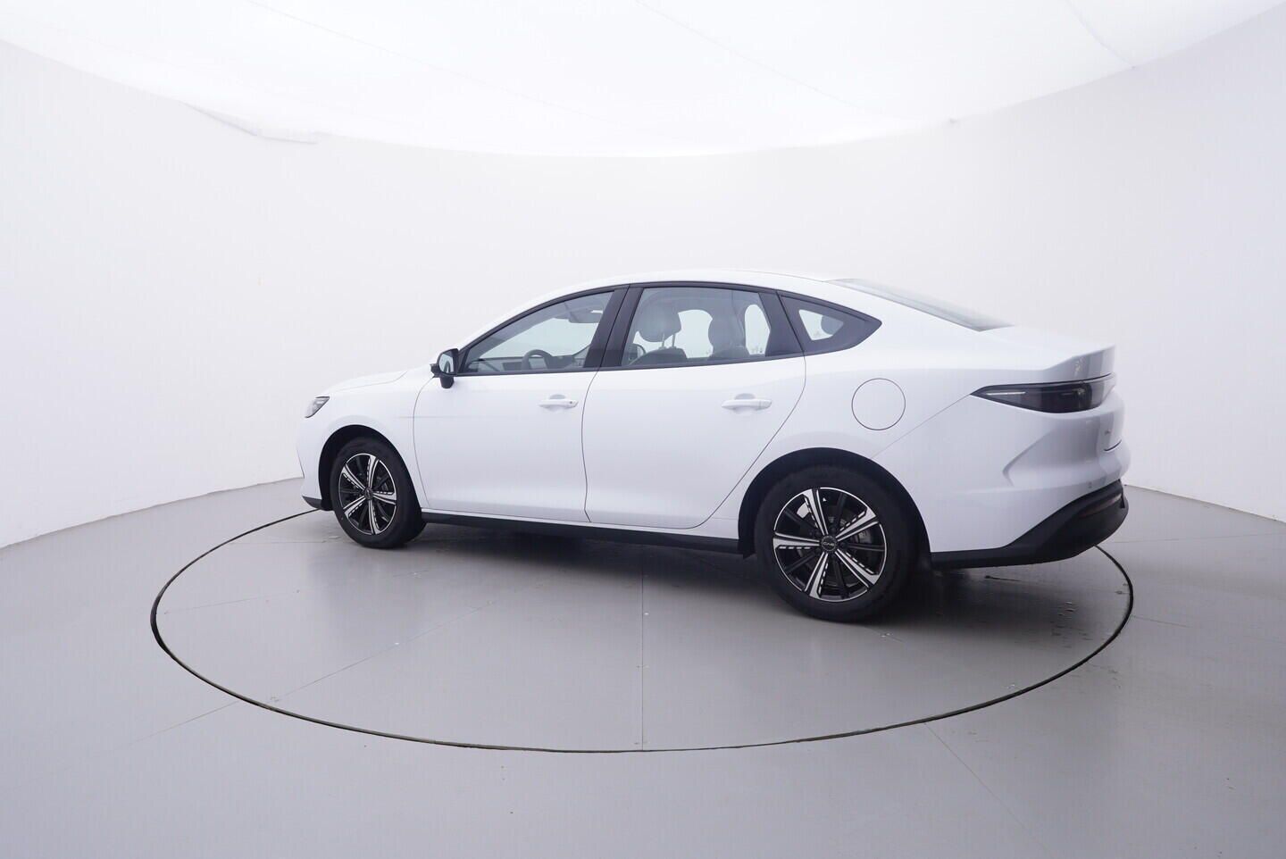 BYD Seal 5 DM-i, Design plug-in hybrid 16 kW - fotka 3