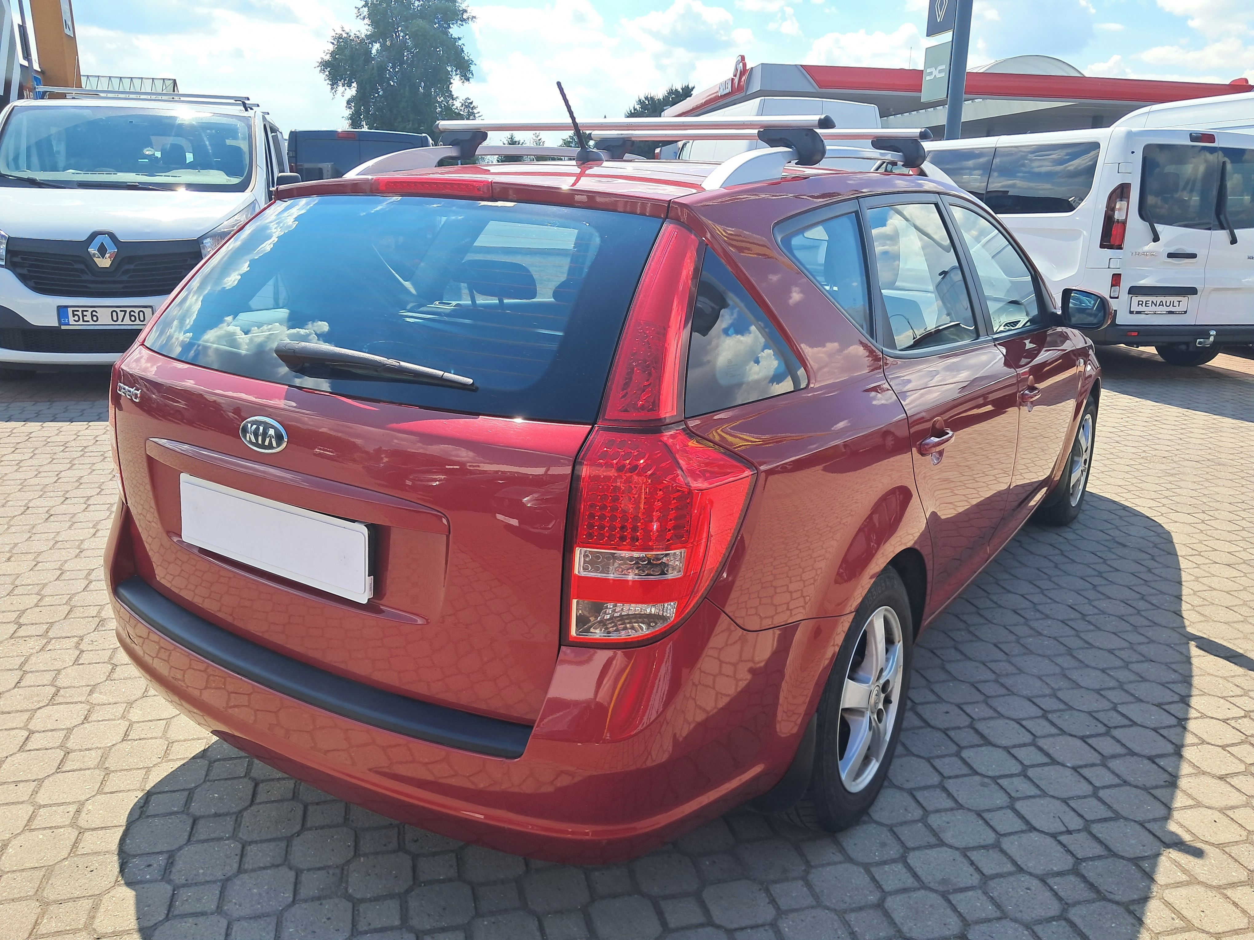 Kia Cee´d, Kombi 1.4/77kW/1.maj./ČR/2011 - fotka 5
