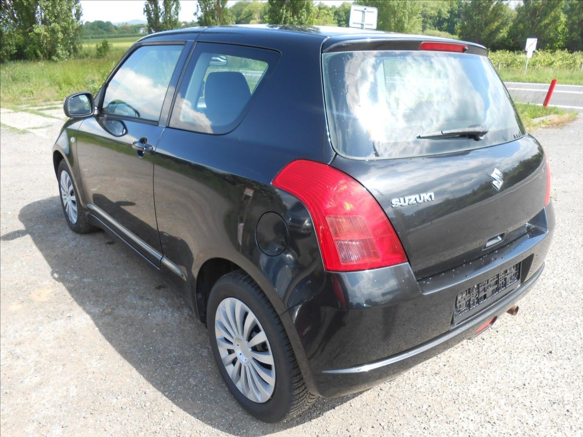 Suzuki Swift, 1,3 i 16V 68 kW KLIMA - fotka 4