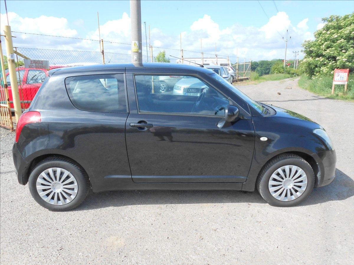 Suzuki Swift, 1,3 i 16V 68 kW KLIMA - fotka 2