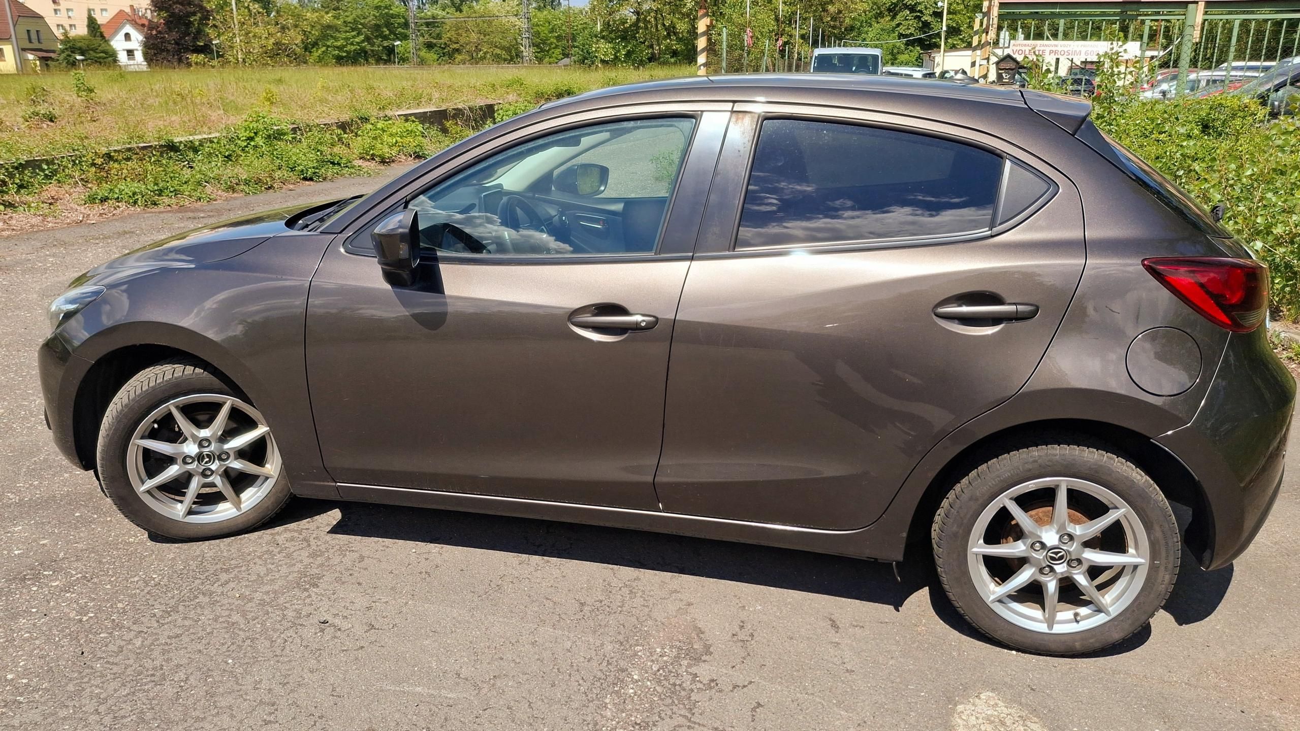 Mazda 2, 1.5 benzin 66 kw max. výbava - fotka 2