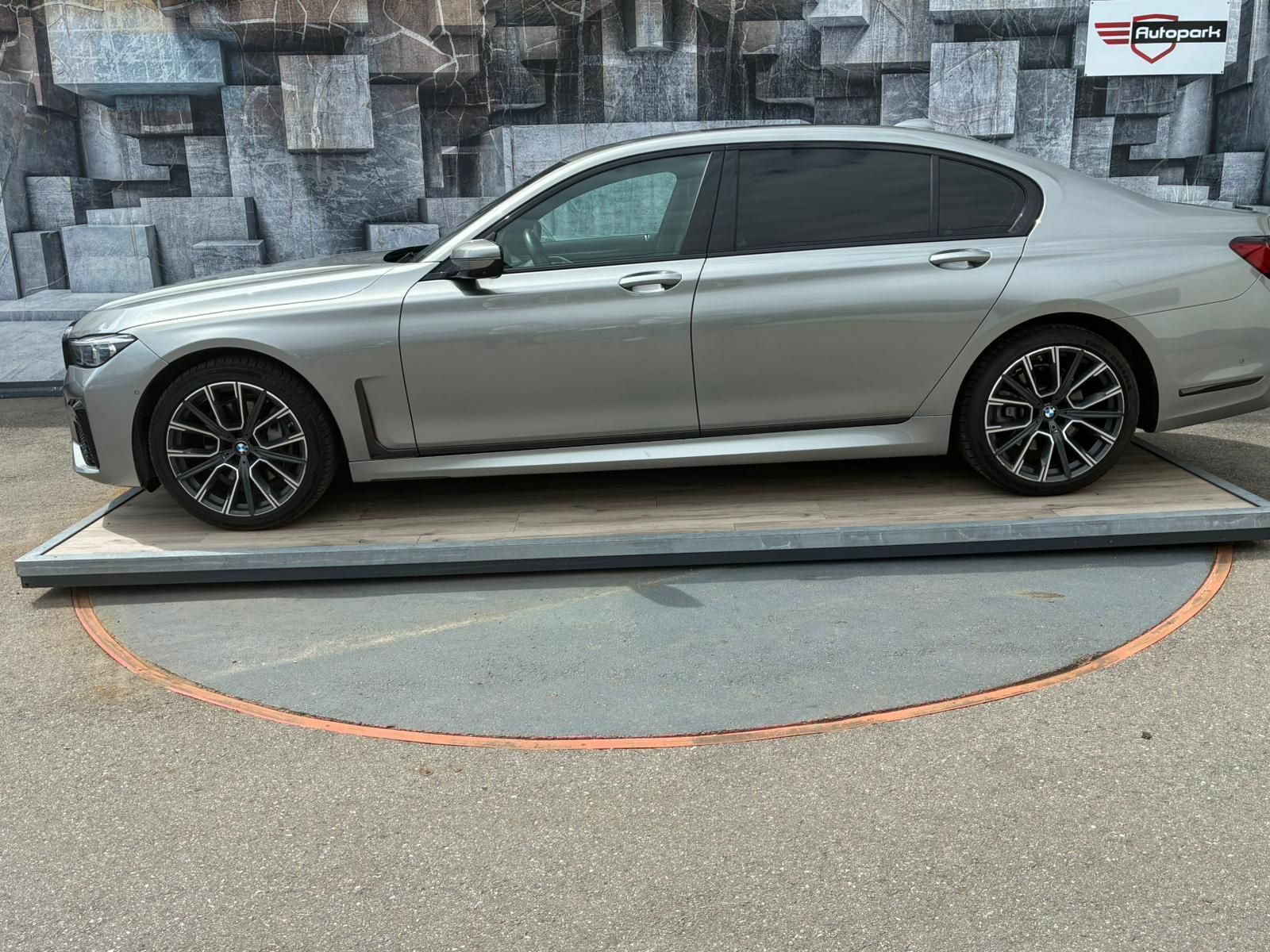BMW Řada 7, 740i, 239KW, LONG, SOFT - fotka 4