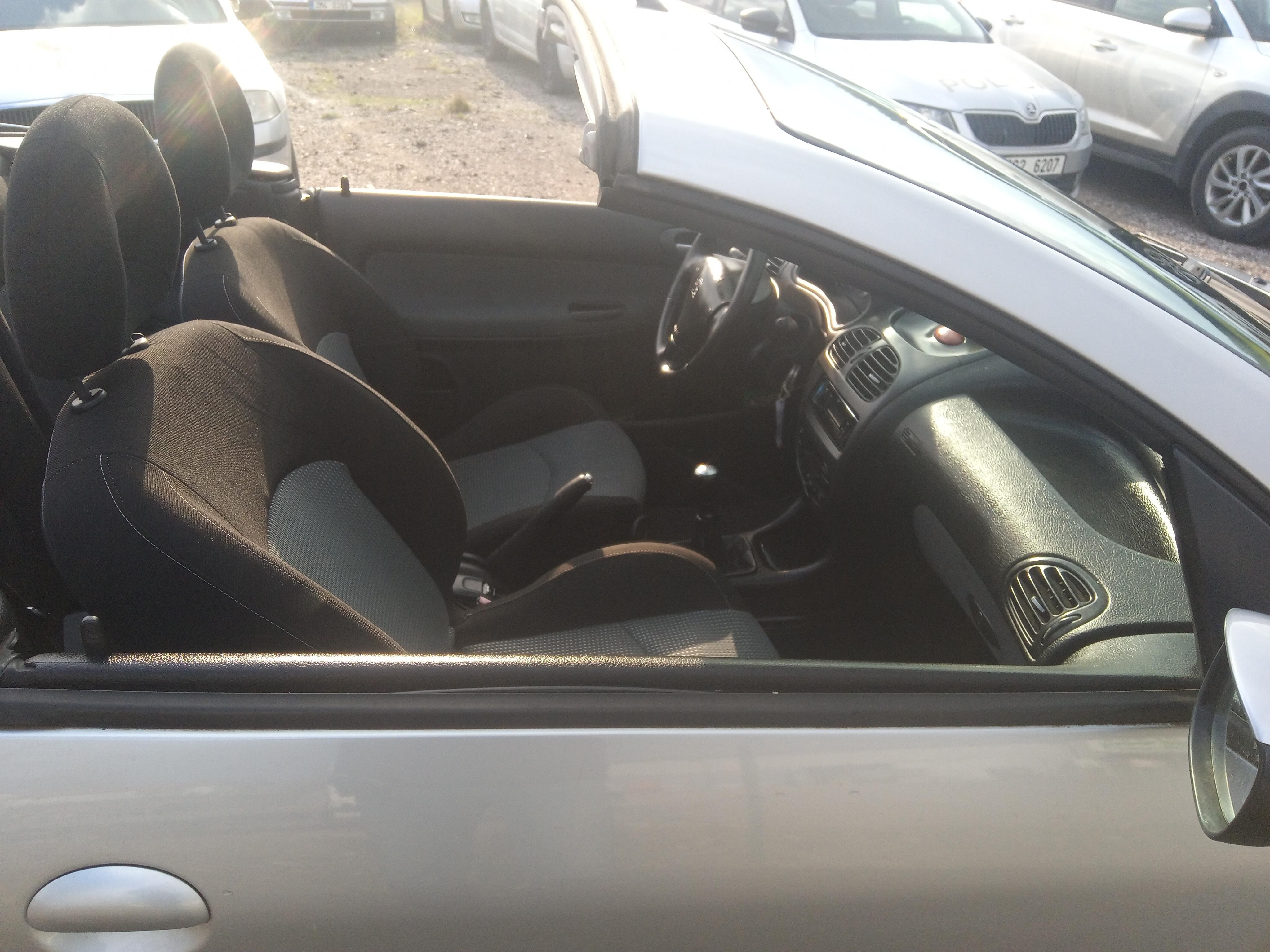 Peugeot 206, 1,6  CABRIO - fotka 6