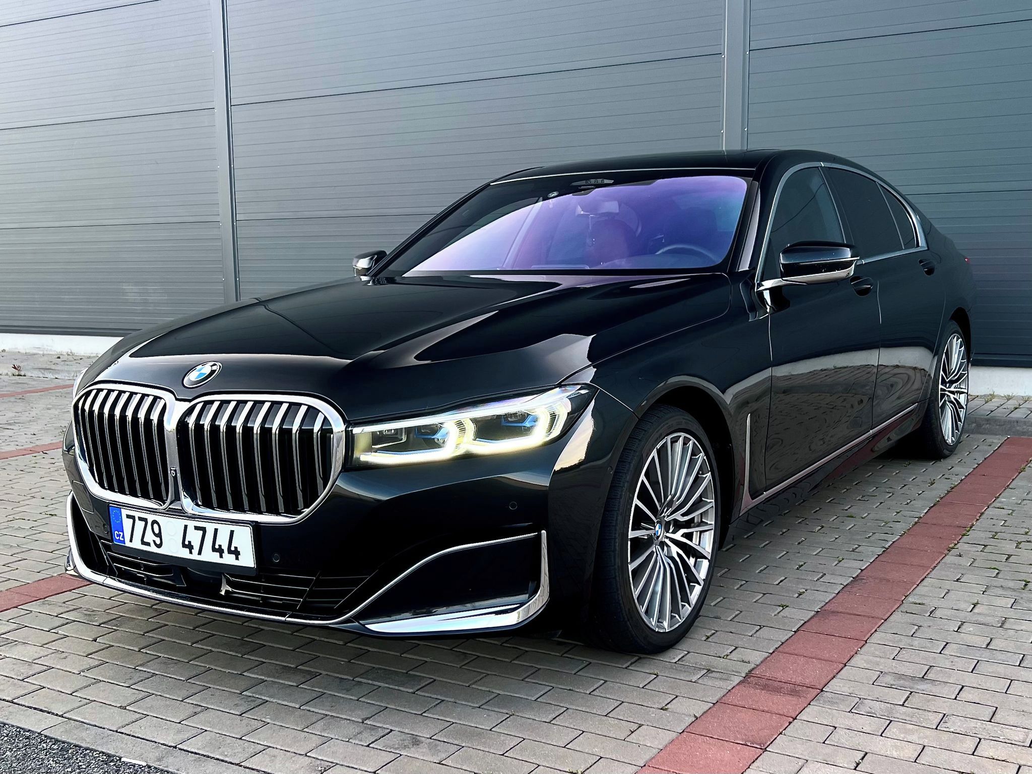 BMW Řada 7, 750i xDrive Individual 390kw