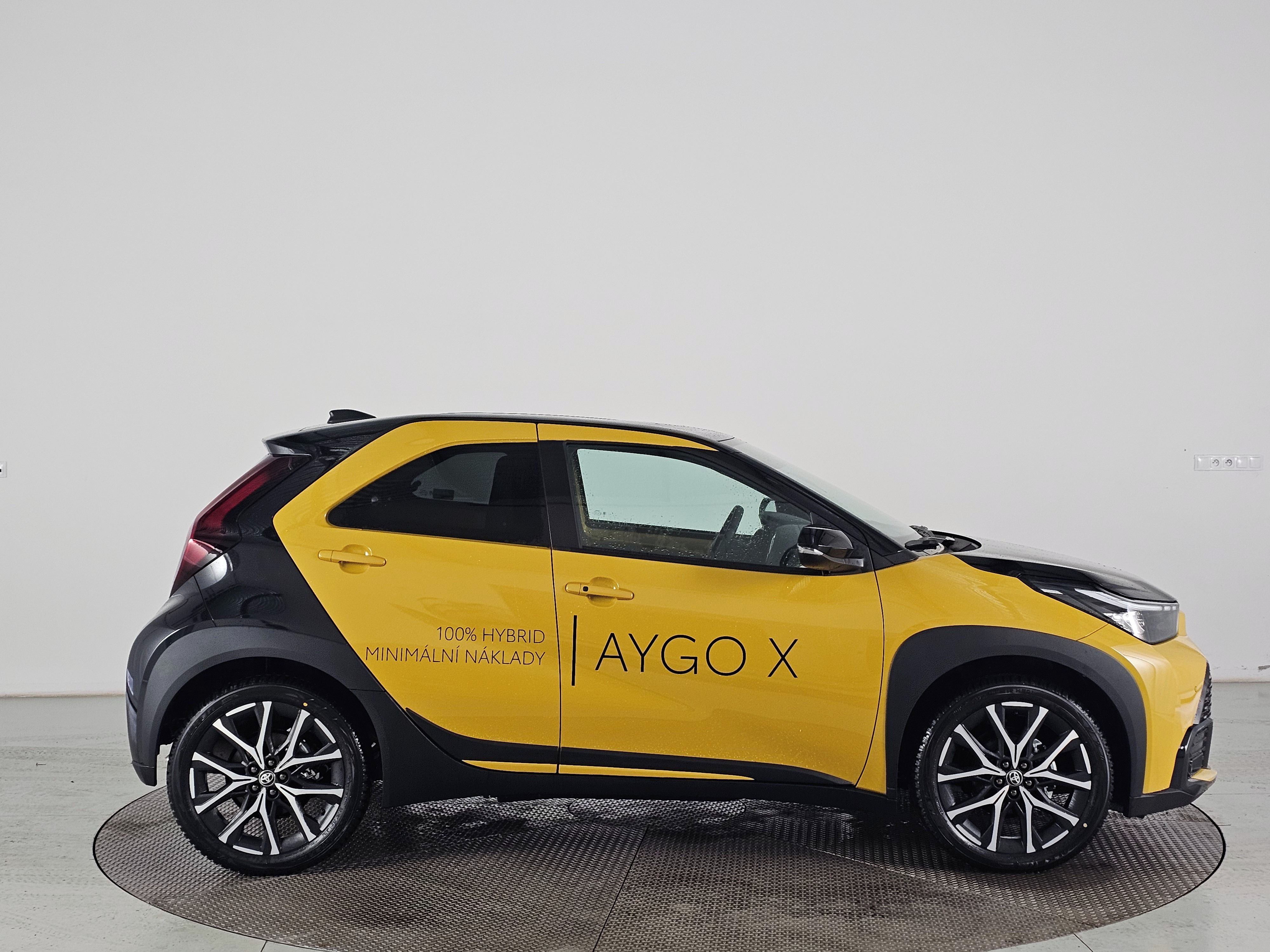 Toyota Aygo, X, 1.5HEV 116k 2x4 GR Sport - fotka 4