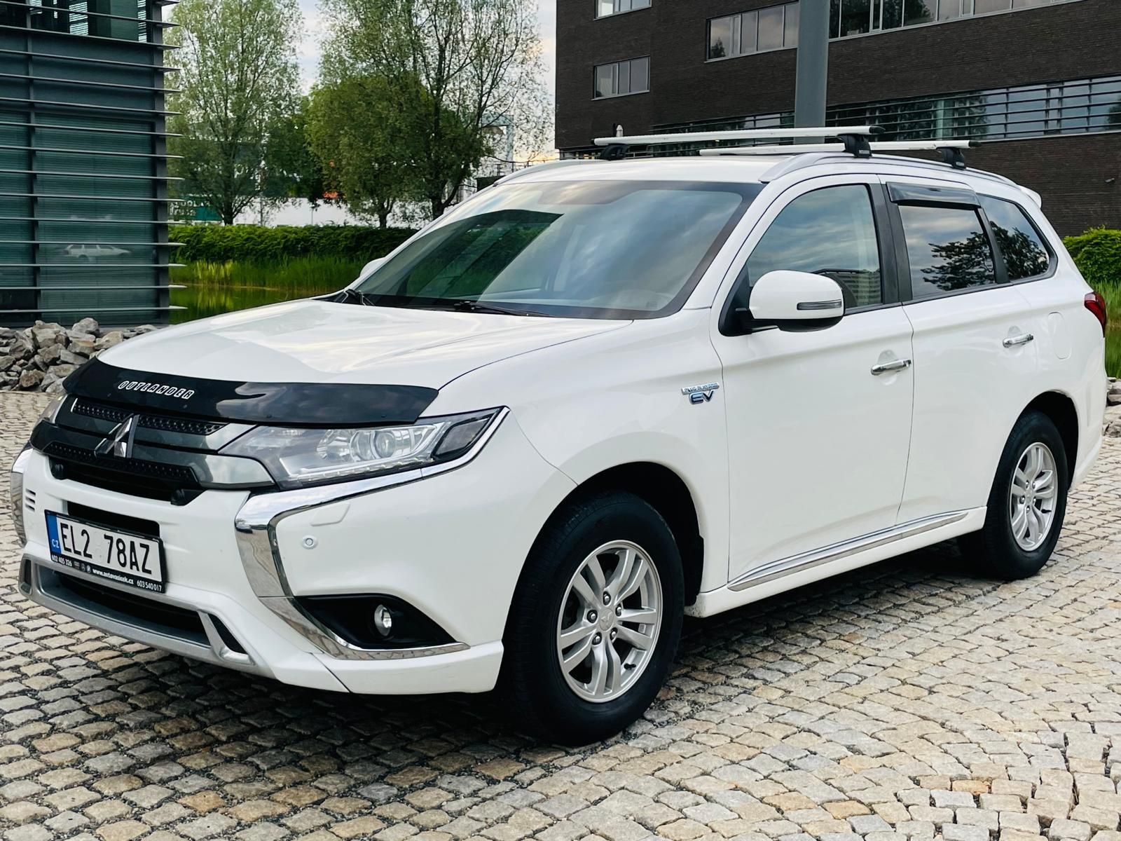 Mitsubishi Outlander, 2.4i+HYBRID 4x4 SERVISKA TAŽNÉ - fotka 4
