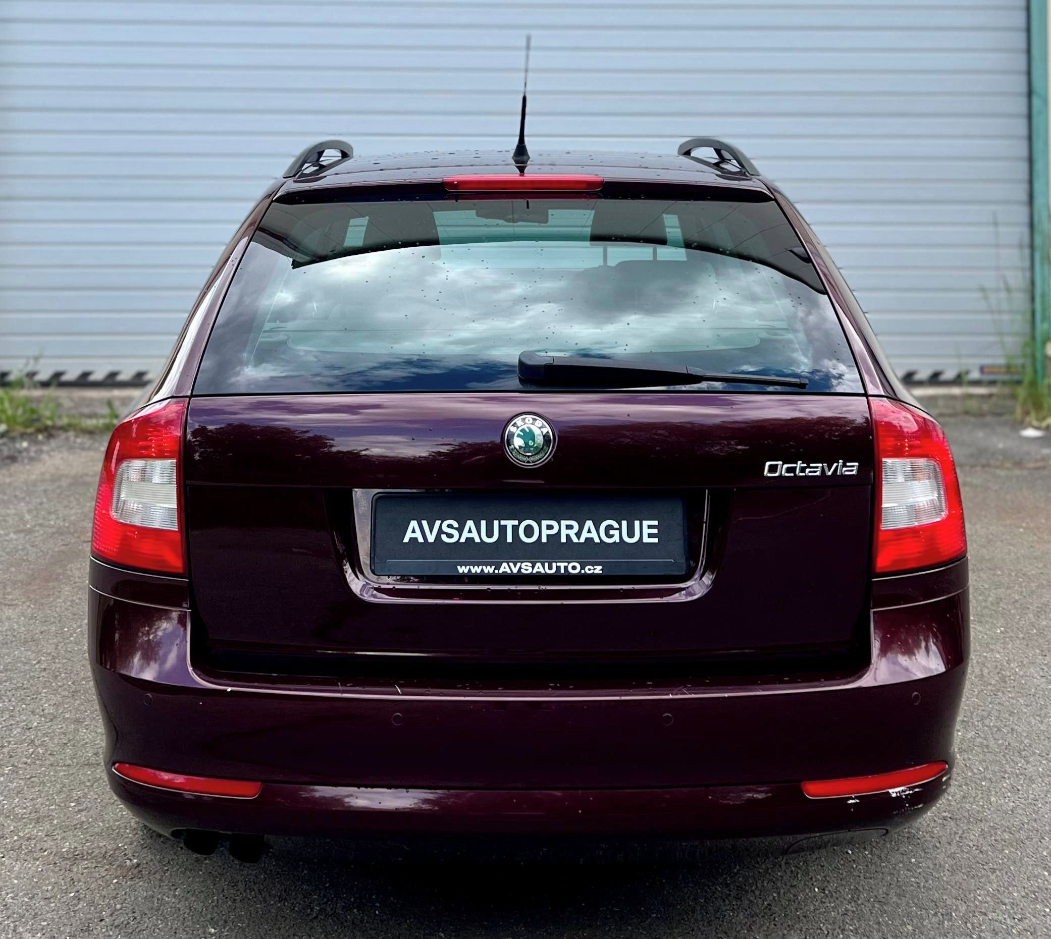 Škoda Octavia, 2.0 TDI Elegance  ZACHOVALÁ - fotka 5
