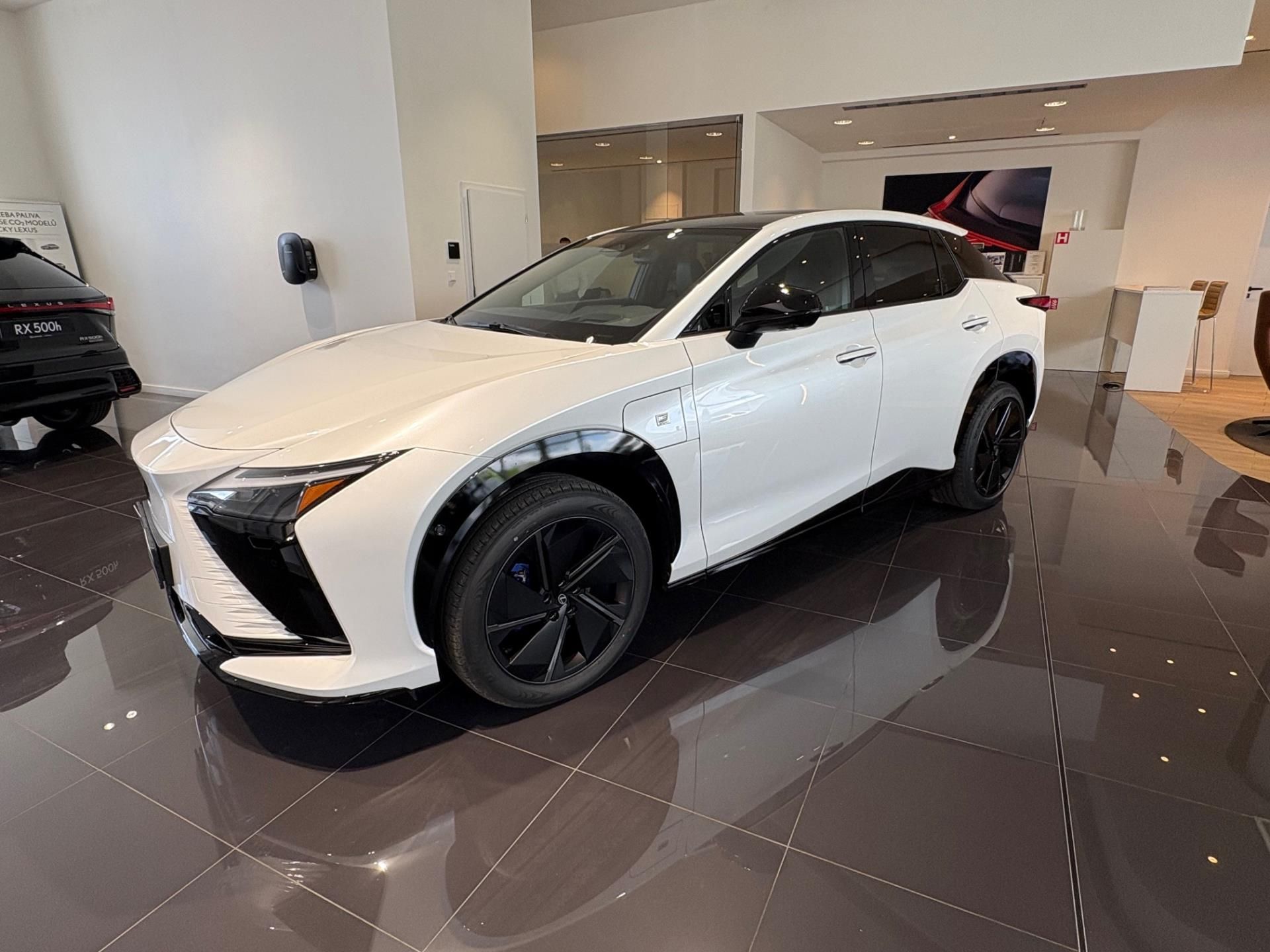 Lexus RZ 550e, Luxury pamorama 4x4