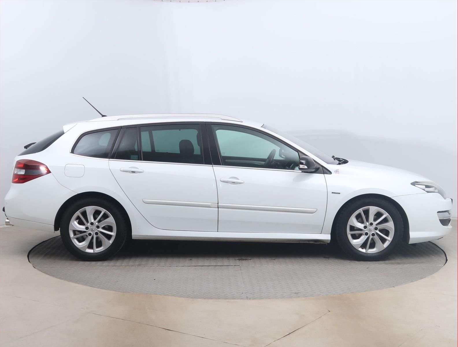 Renault Laguna, 2.0 dCi, Navi, Kožené sedačky - fotka 6