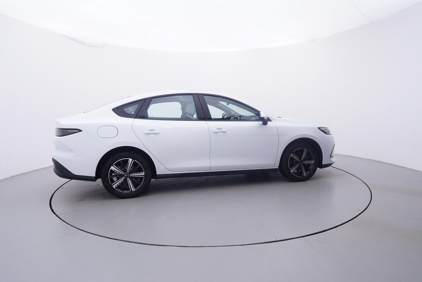 BYD Seal 5 DM-i, Design plug-in hybrid 16 kW - fotka 6
