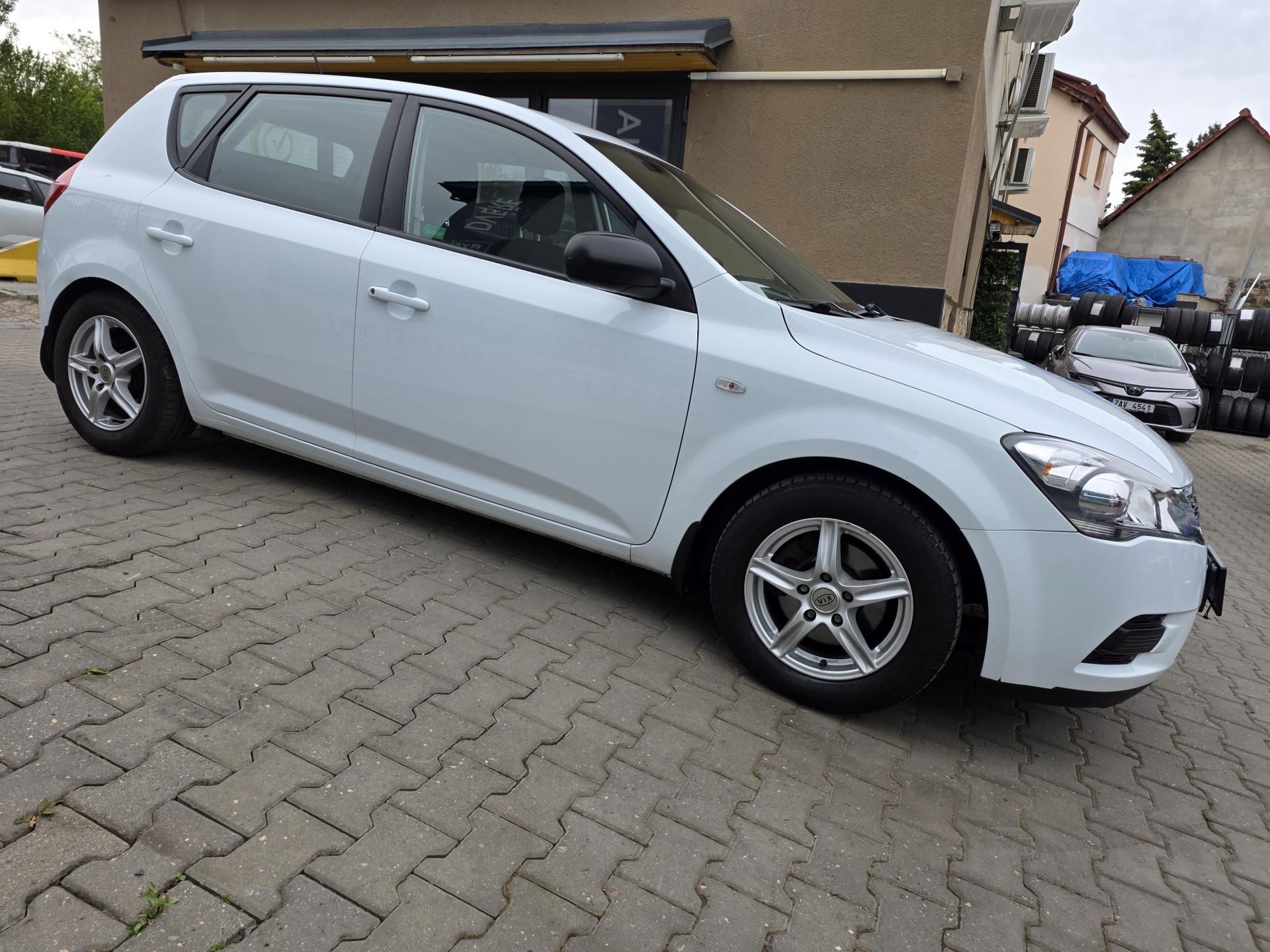 Kia Cee´d, 1.4-NÍZKÉ KM-COMFORT VÝBAVA - fotka 4