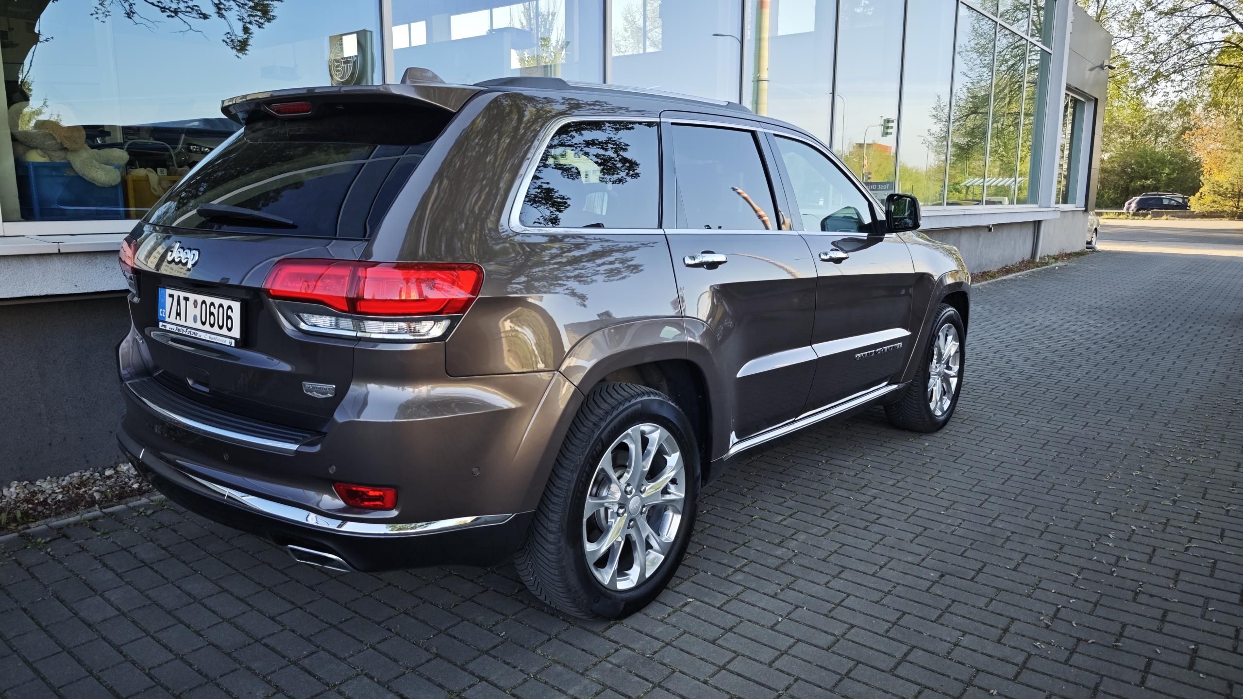 Jeep Grand Cherokee, 3,0 CRD Summit ČR, 1.maj. - fotka 3