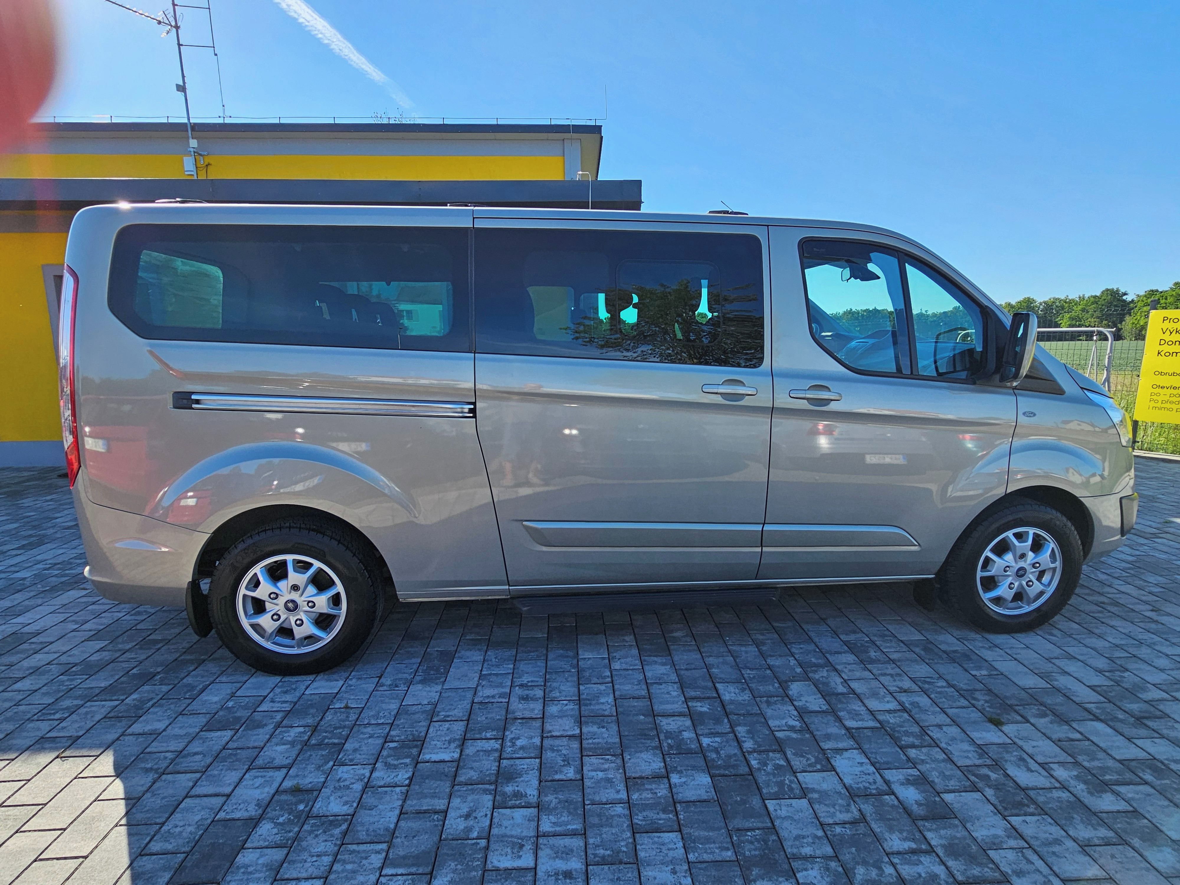 Ford Tourneo Custom, 2,2 TDCI, 8 míst, tažné zař. - fotka 4