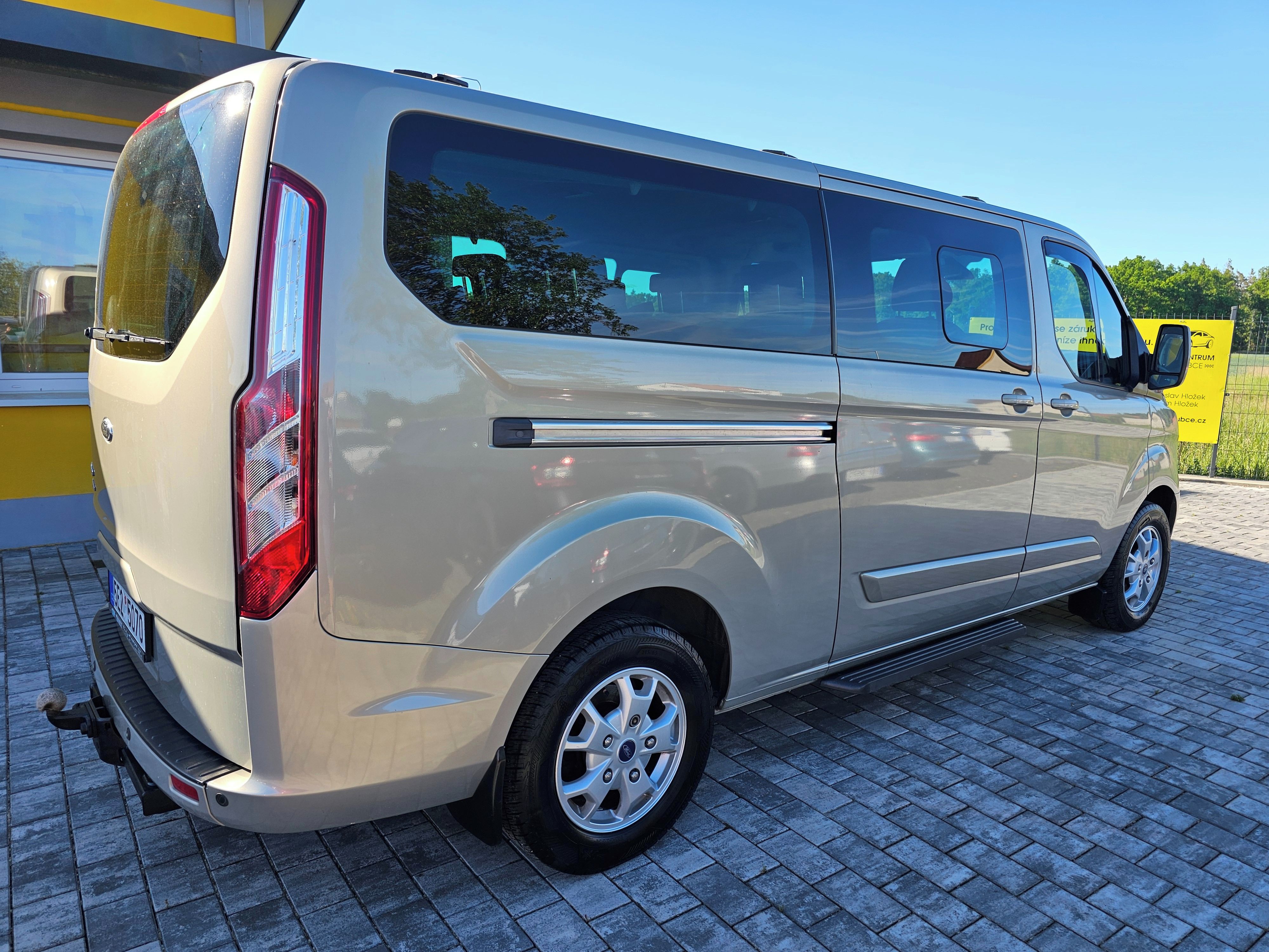 Ford Tourneo Custom, 2,2 TDCI, 8 míst, tažné zař. - fotka 5