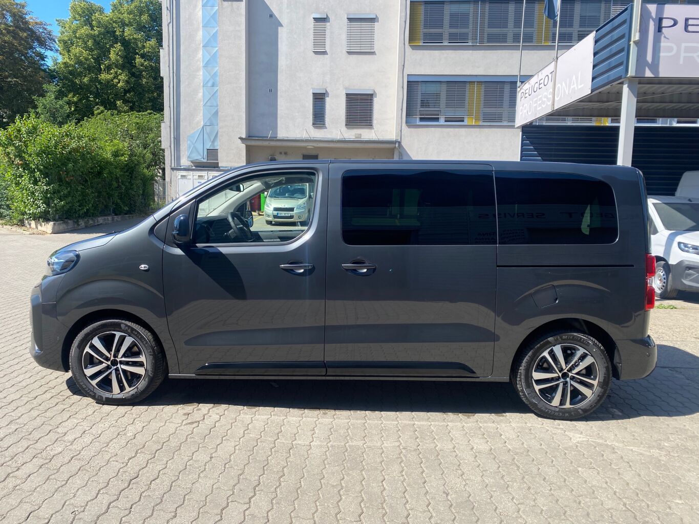 Peugeot Traveller, Allure L2 2.2 BlueHDi 180 EAT8 - fotka 3