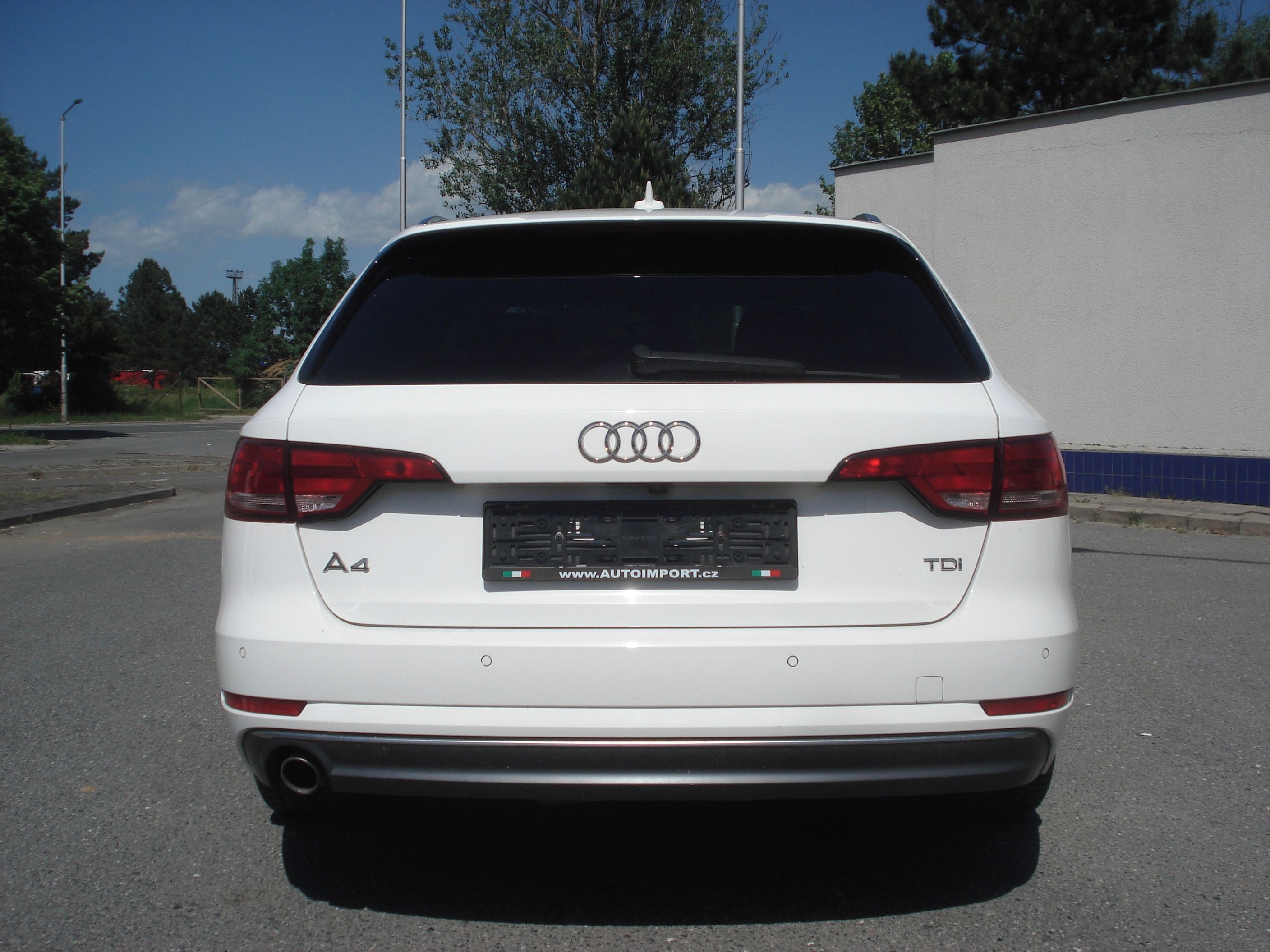 Audi A4, 2.0 TDI PANOR. 130 KW S-TRON. - fotka 4