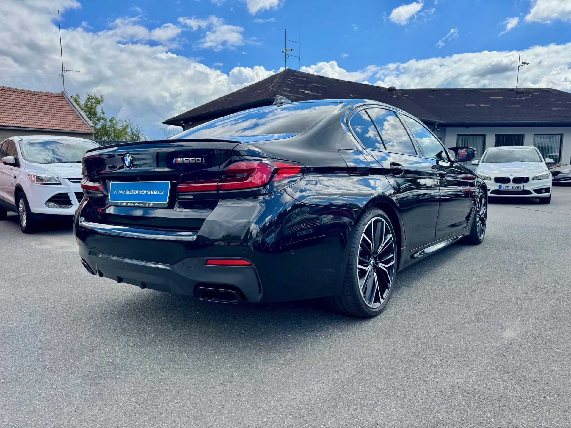 BMW Řada 5, M550i Xdrive - CZ - DPH - fotka 5