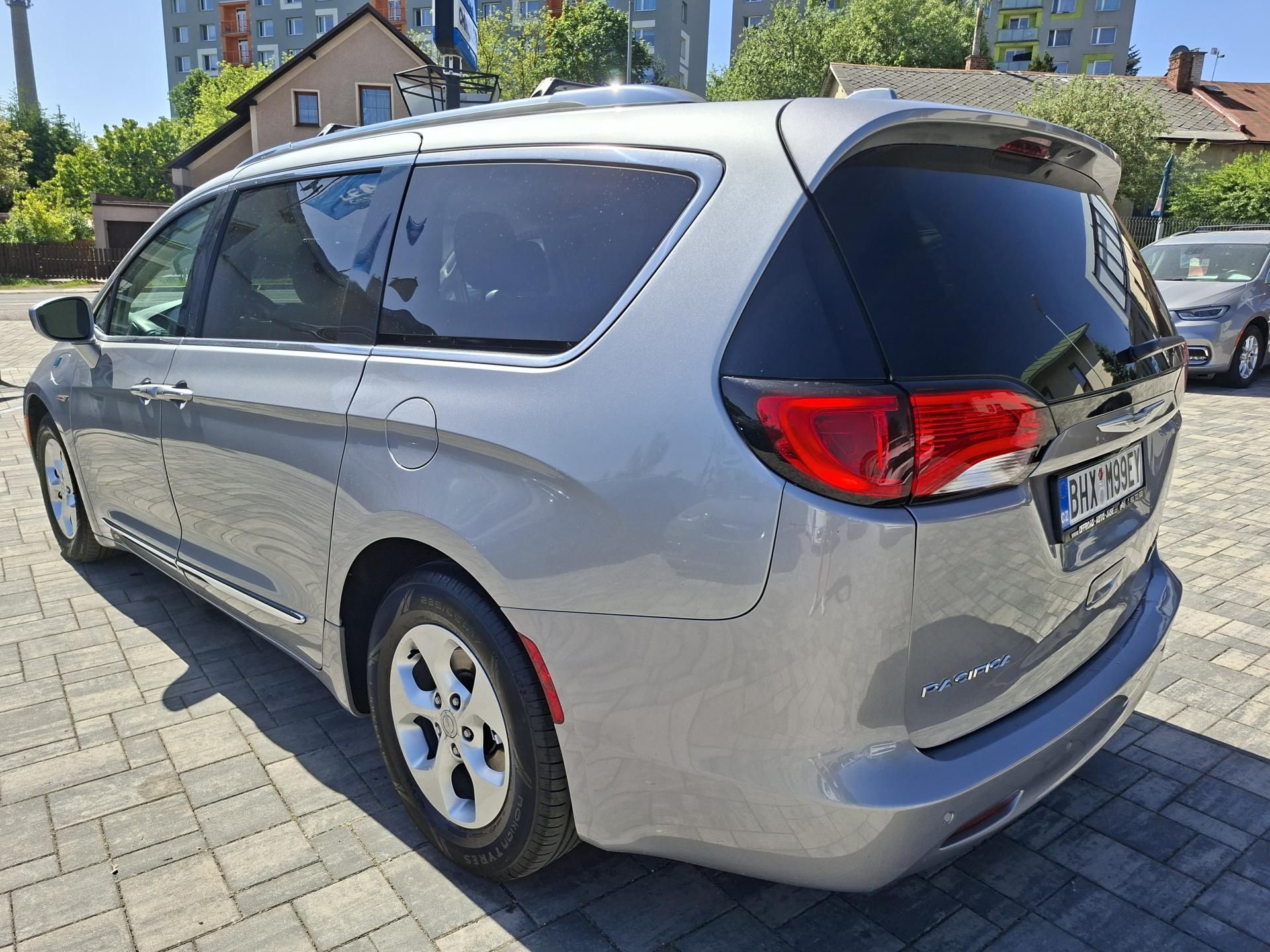 Chrysler Pacifica, 3,6L Hybrid, krásný stav - fotka 5