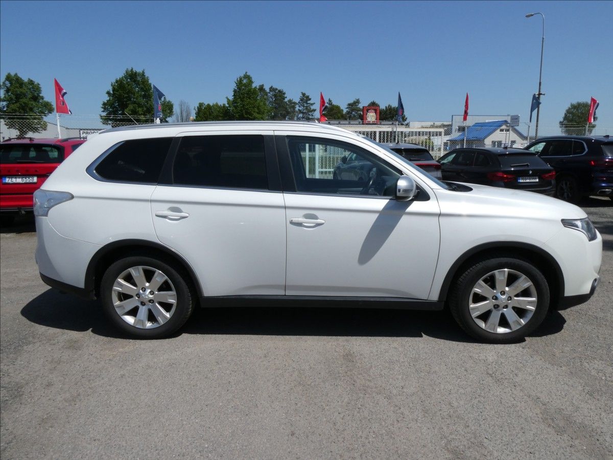 Mitsubishi Outlander, 2,2 Di-D 110kW 4WD 2xkola,po s - fotka 2