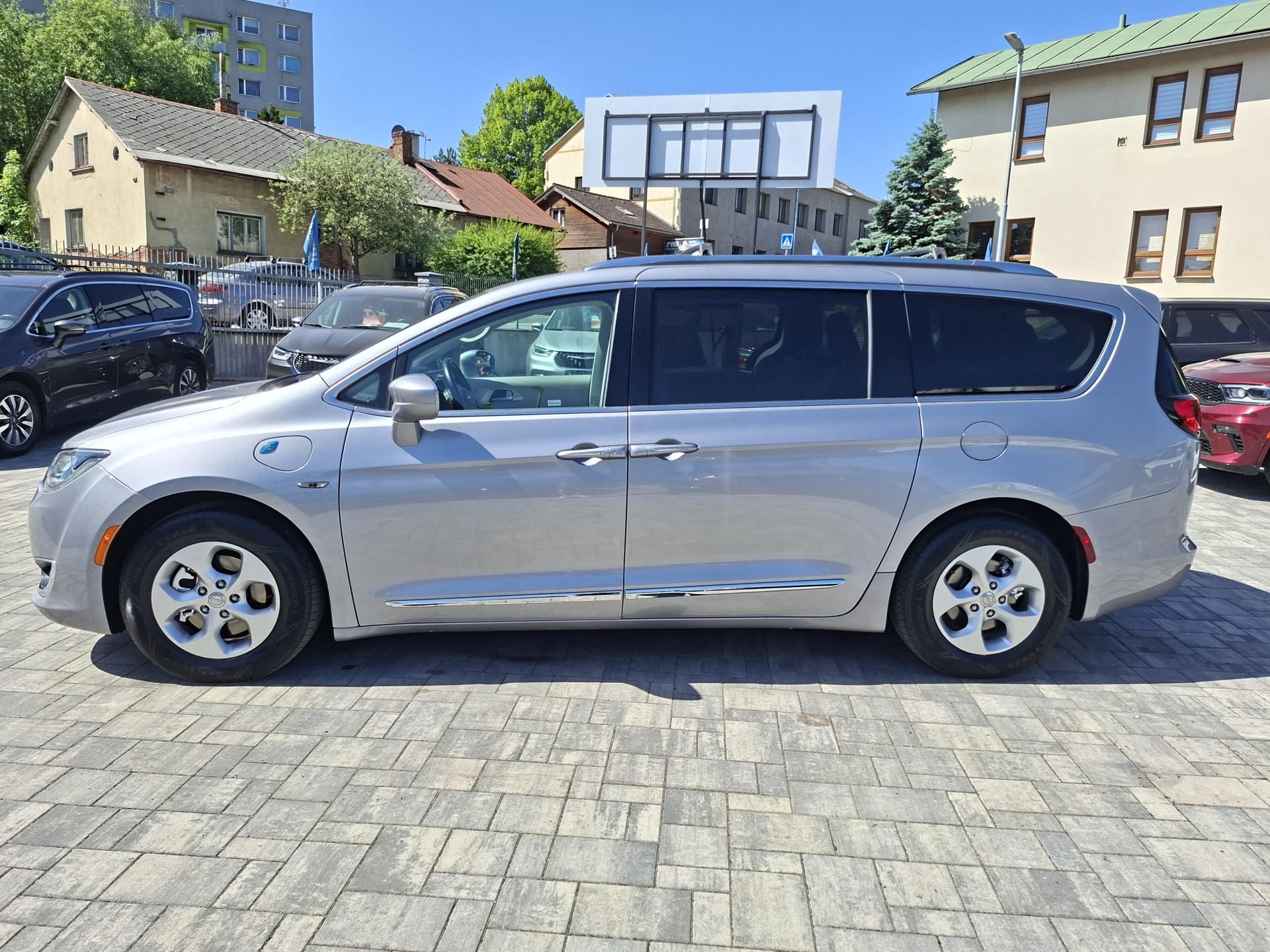 Chrysler Pacifica, 3,6L Hybrid, krásný stav - fotka 4