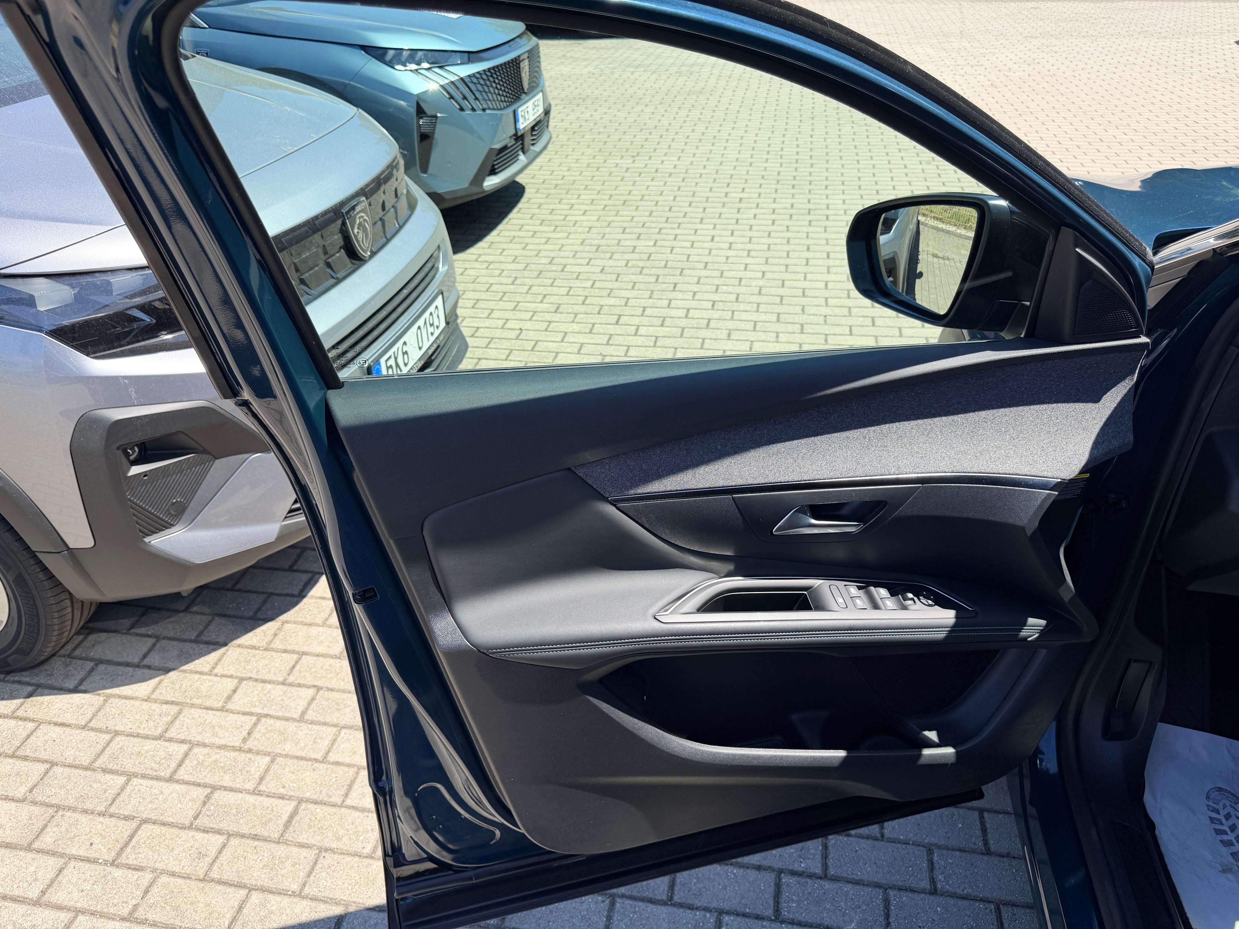 Peugeot 3008, ALLURE 1.2 PureTech 130k MAN6 - fotka 6