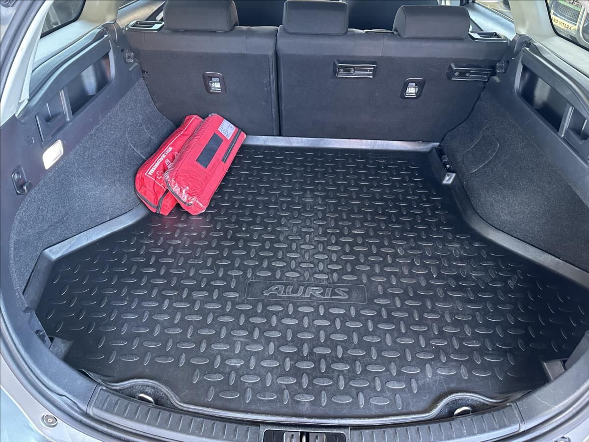Toyota Auris, 1,6 EXCLUSIVE TAŽNÉ - fotka 5