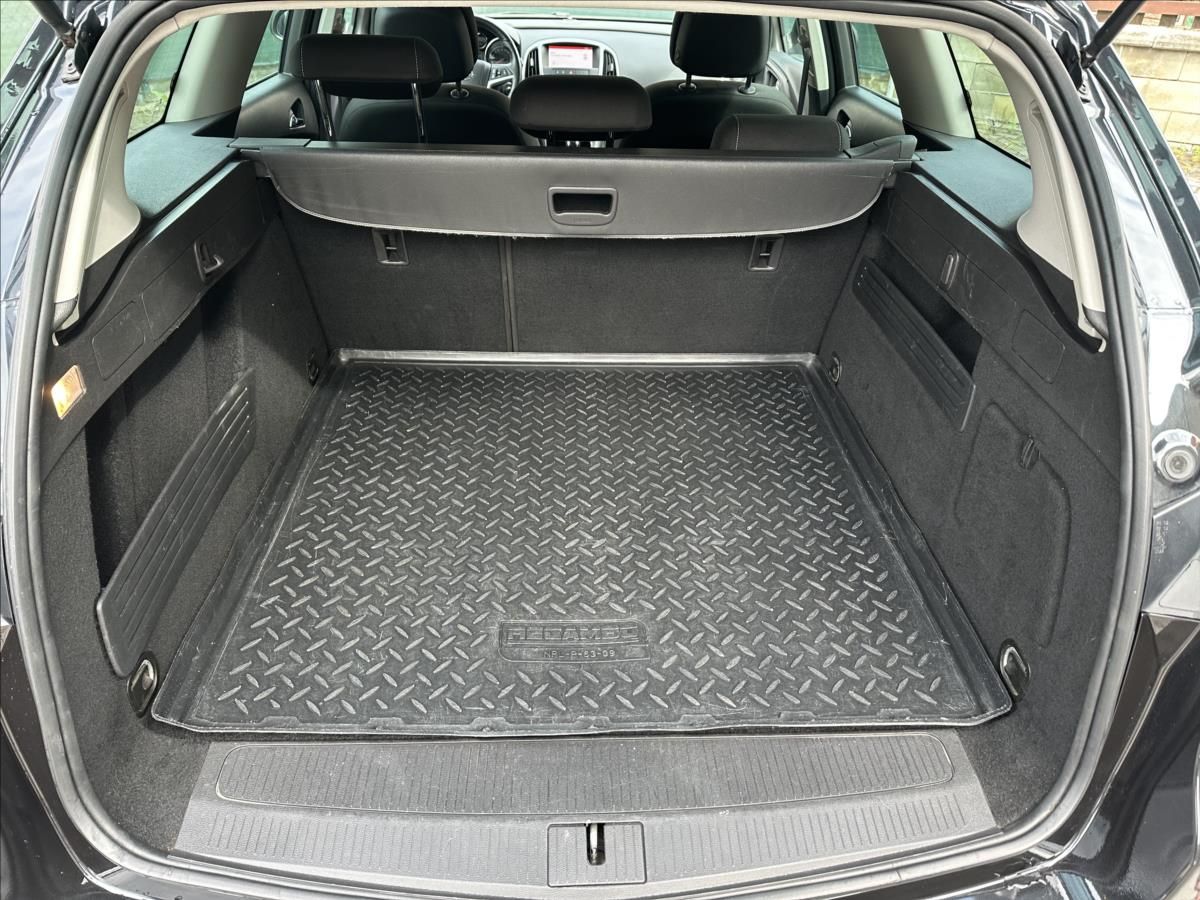 Opel Astra, 1,4 TURBO SPORT - fotka 5