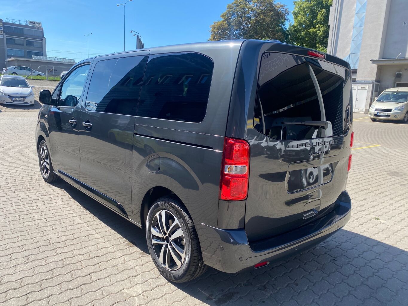 Peugeot Traveller, Allure L2 2.2 BlueHDi 180 EAT8 - fotka 4