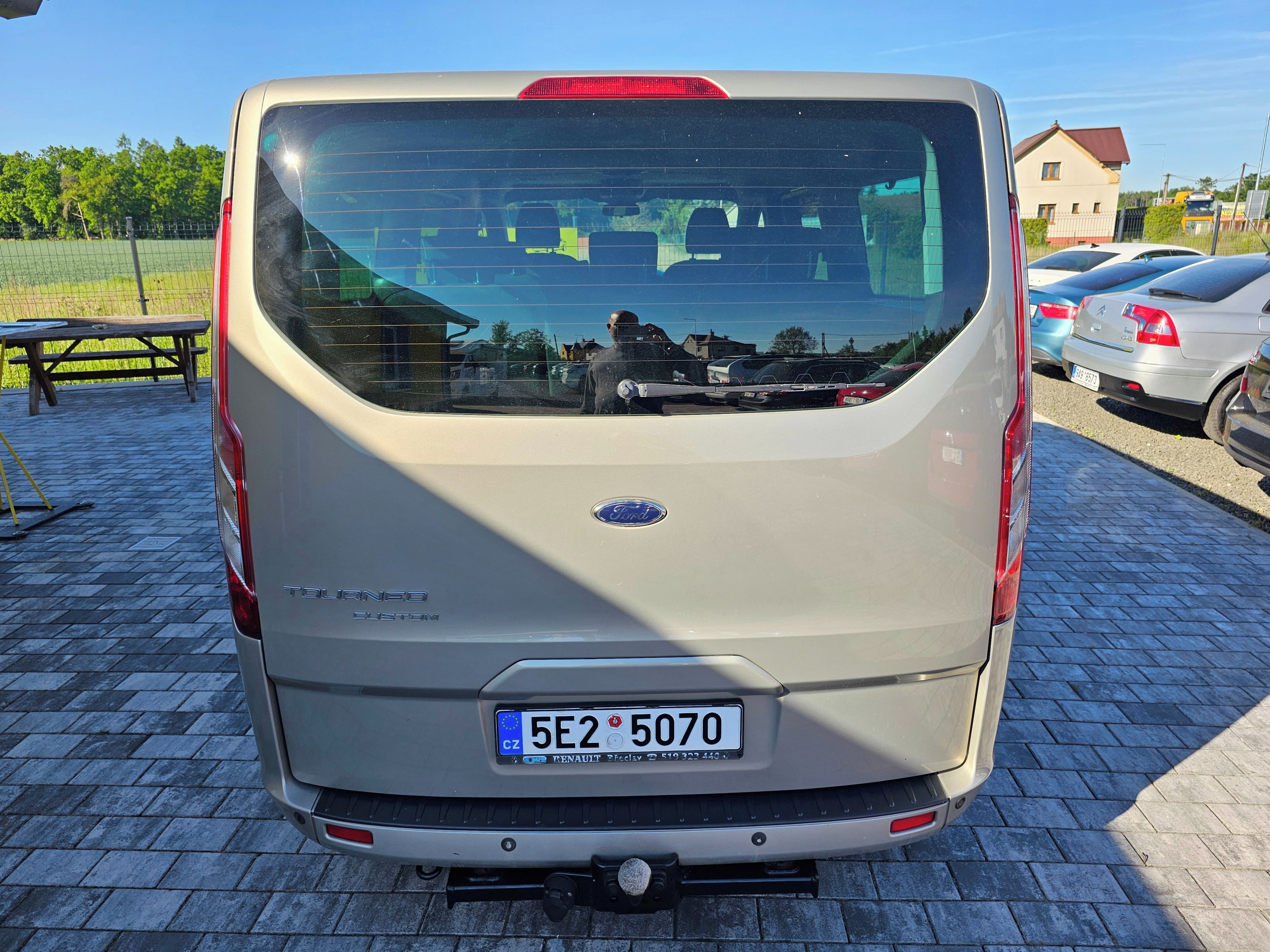 Ford Tourneo Custom, 2,2 TDCI, 8 míst, tažné zař. - fotka 6
