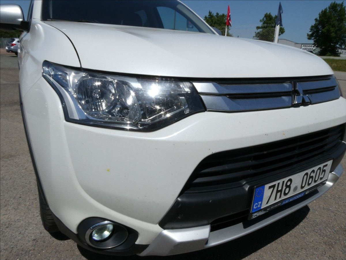Mitsubishi Outlander, 2,2 Di-D 110kW 4WD 2xkola,po s - fotka 3