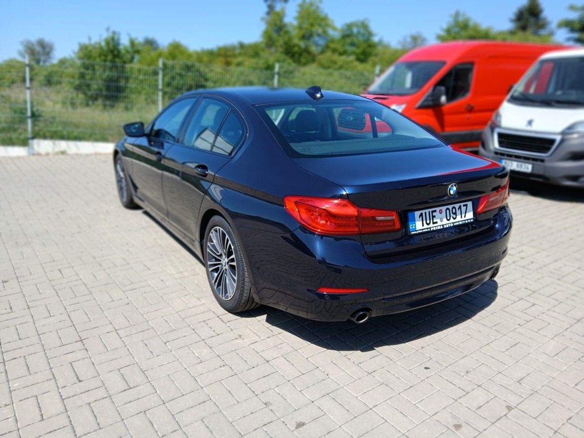 BMW Řada 5, 520D Sport Line - fotka 3