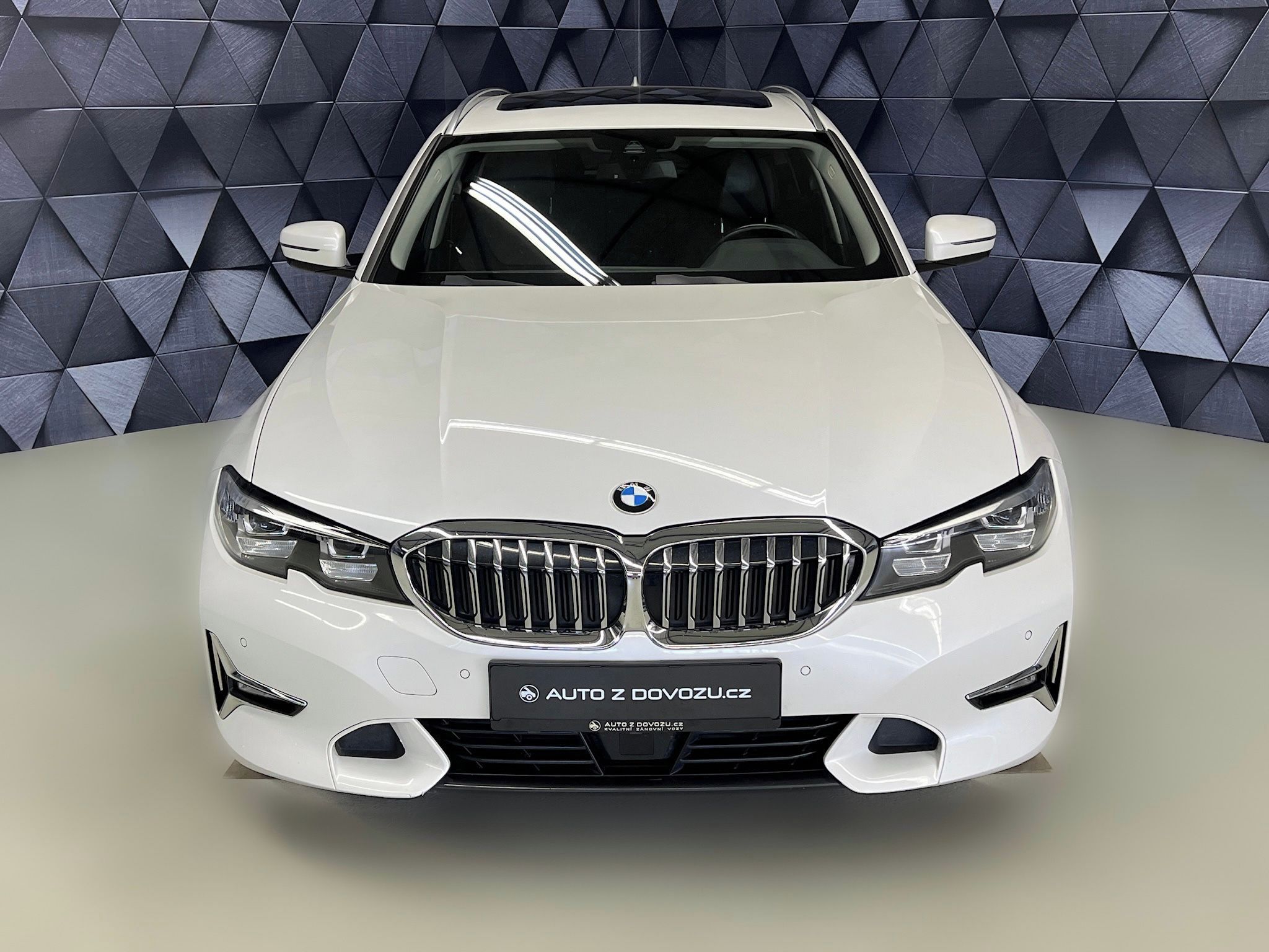 BMW Řada 3, 320d xDrive LUXURY, PANORAMA - fotka 3