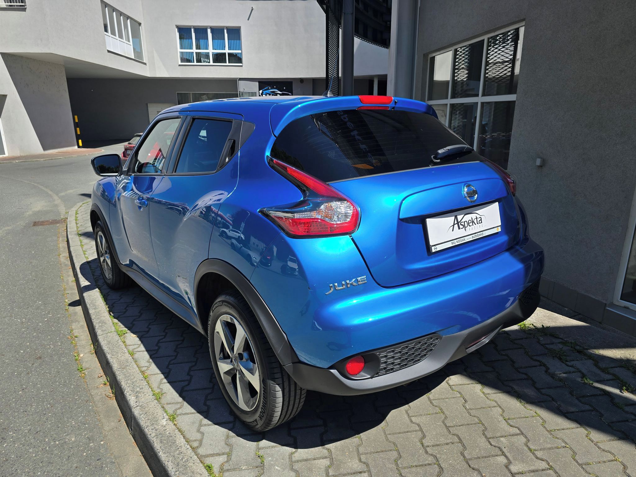Nissan Juke, 1.6i A/T, ČR, serv.kn., 1.maj. - fotka 3
