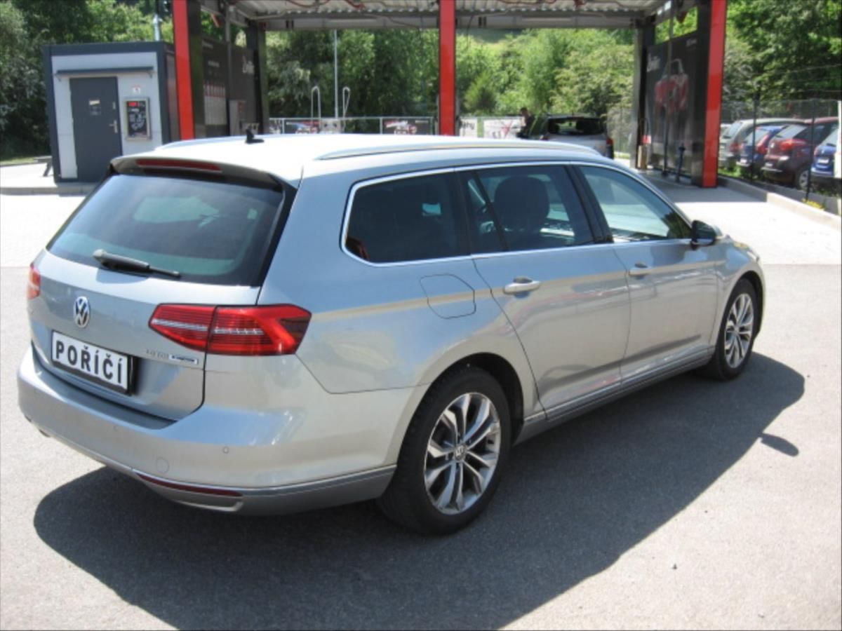 Volkswagen Passat, 2,0 TDi Highline - fotka 5