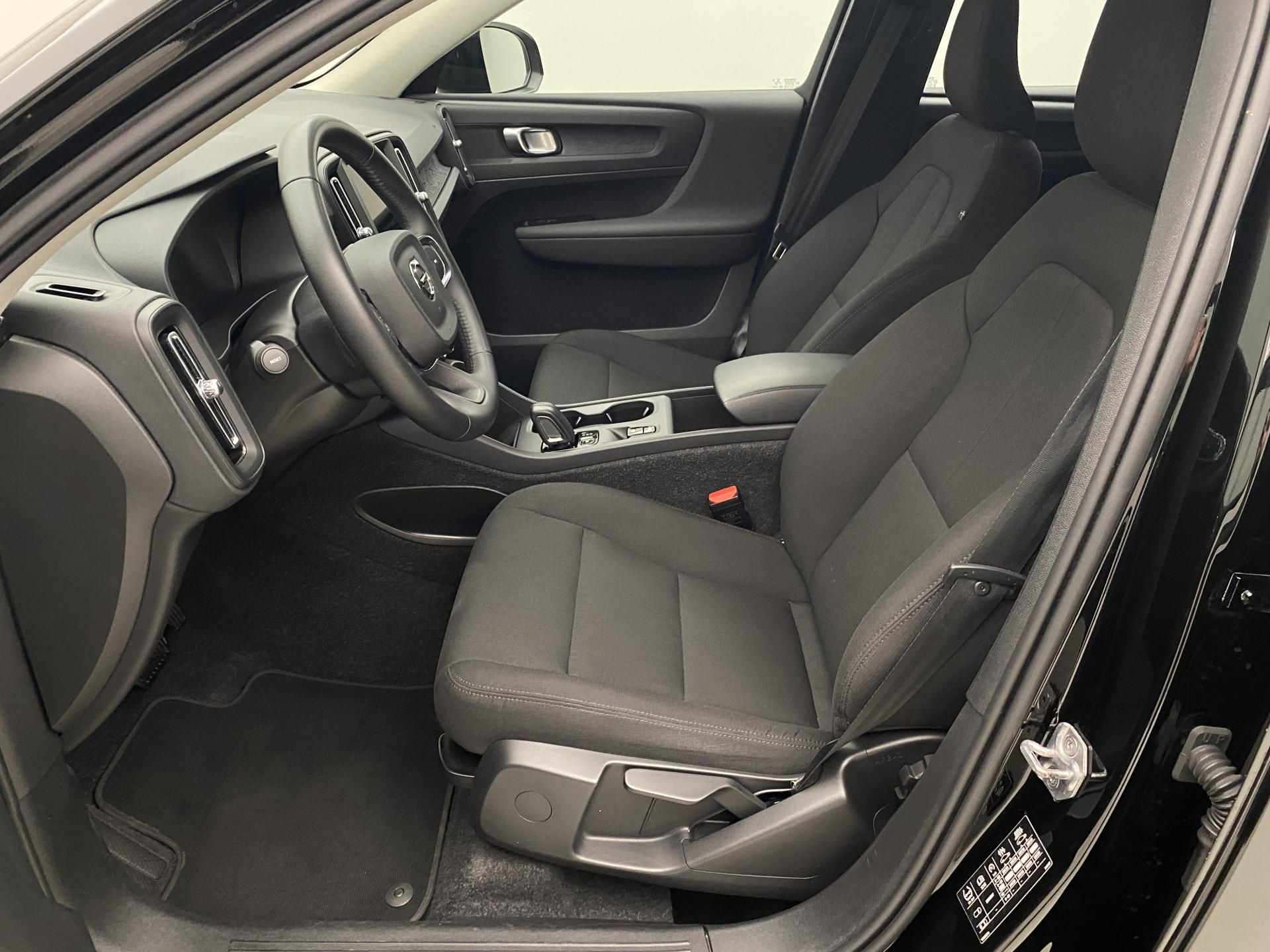 Volvo XC40, T2 KINETIC AUT CZ - fotka 3
