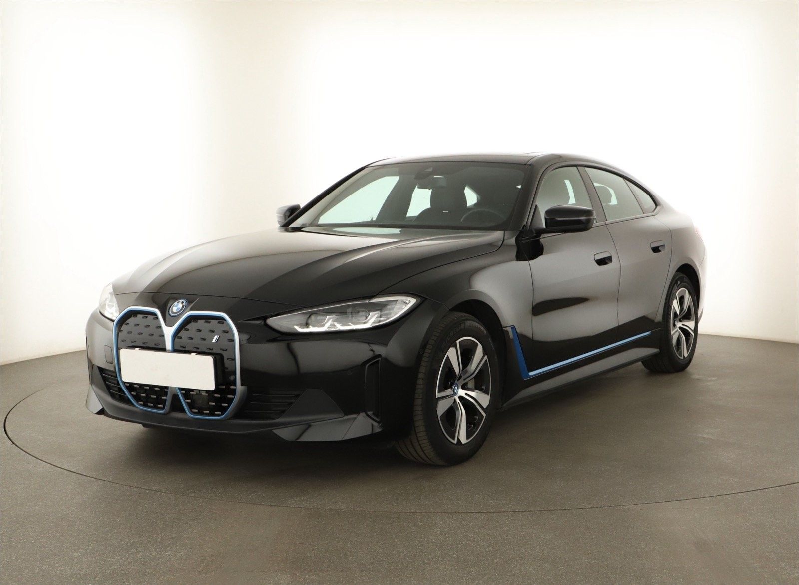 BMW i4, eDrive40, SoH 95% - fotka 2
