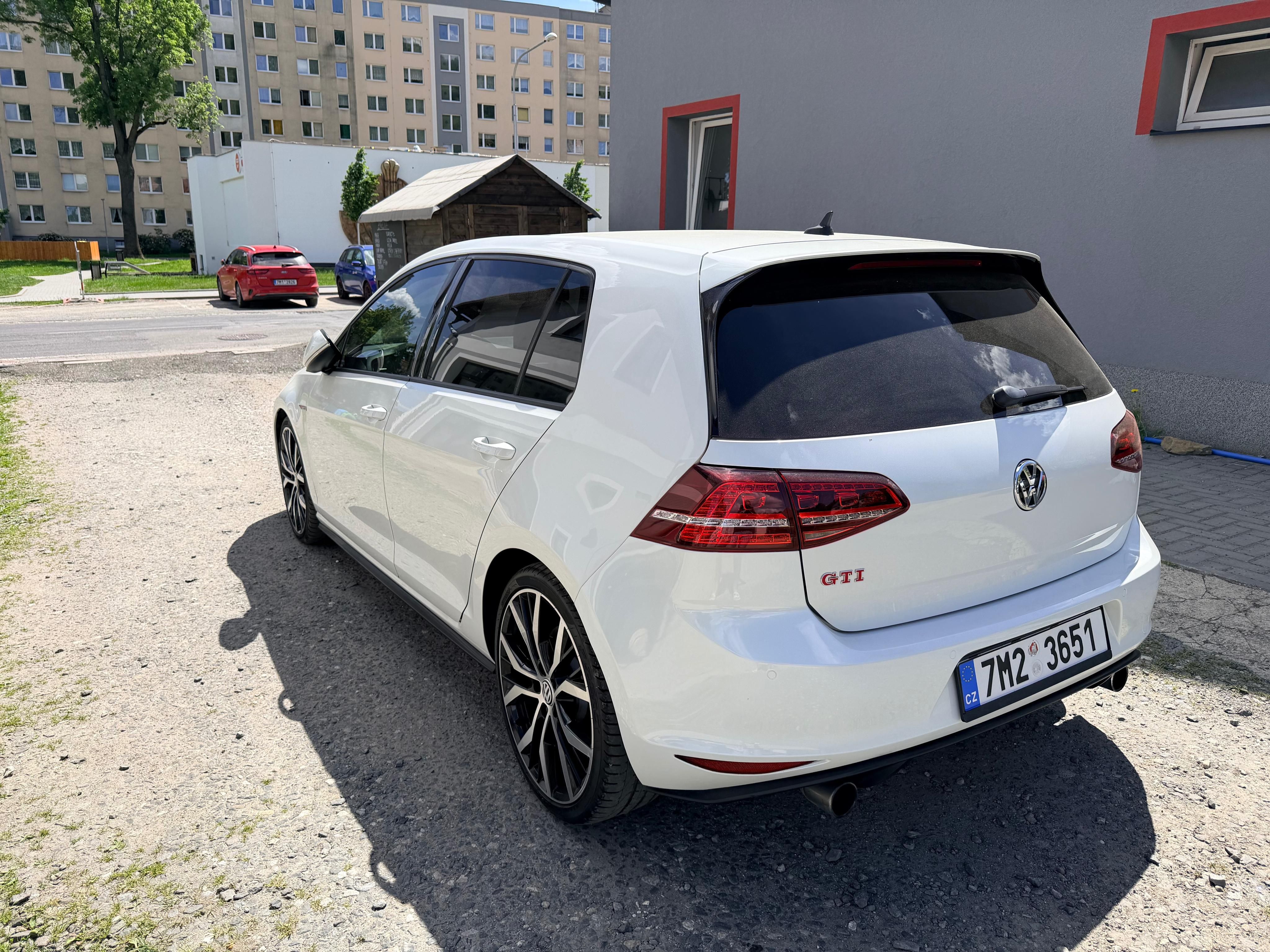 Volkswagen Golf, Golf GTI 2 TSI - fotka 2