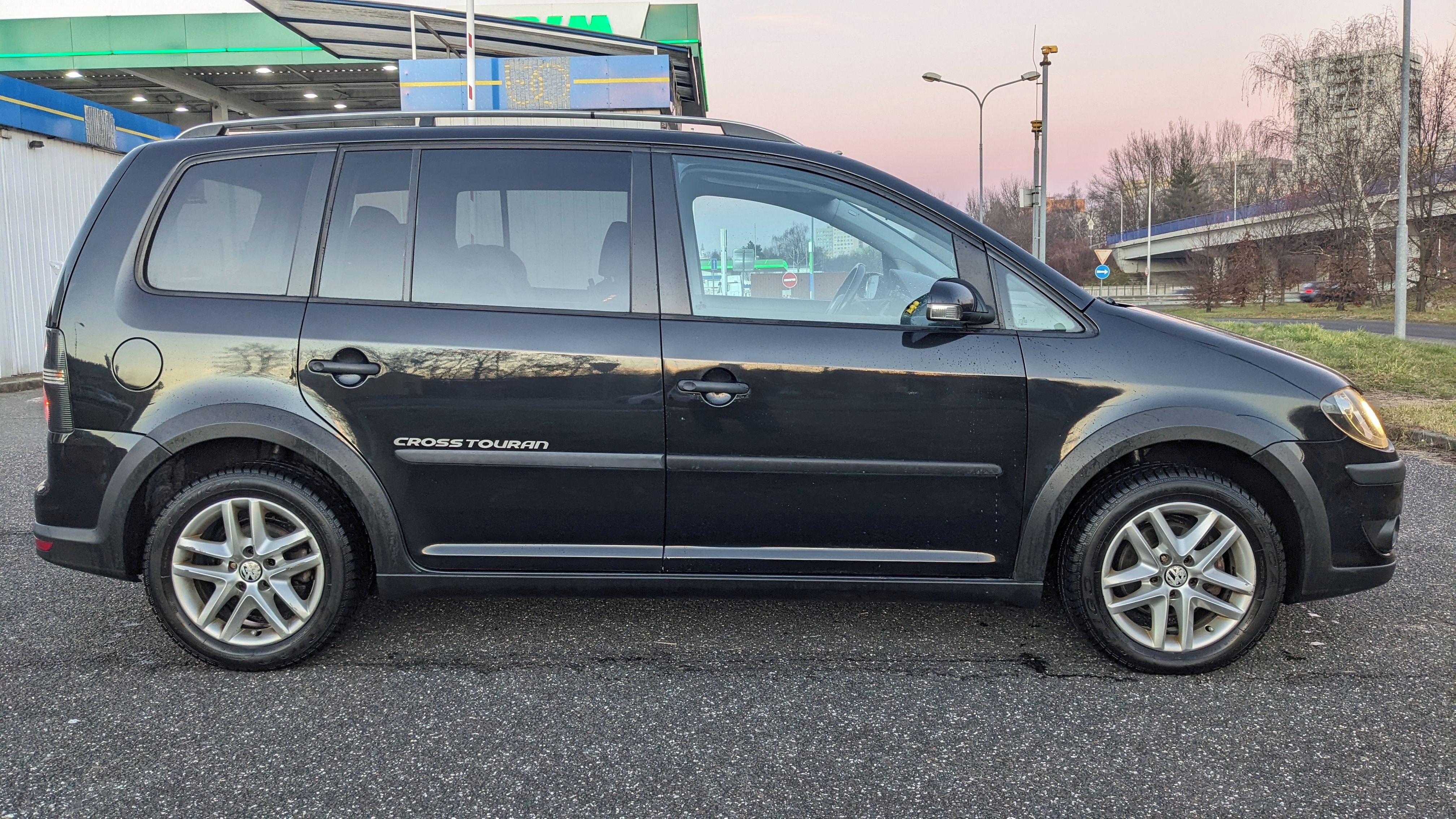 Volkswagen Touran, Cross 2.0 TDi // TAŽNÉ //7MÍST - fotka 3
