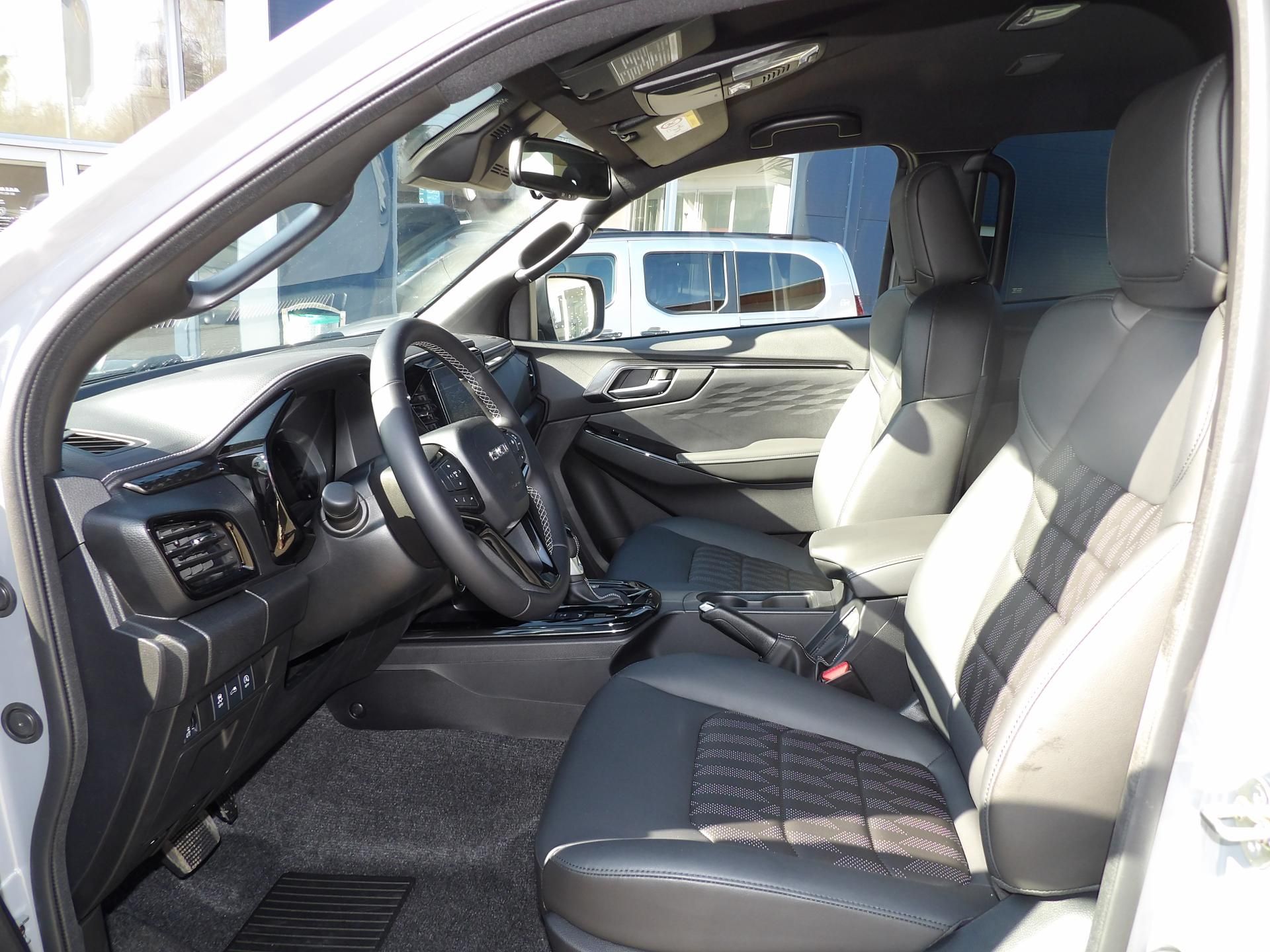 Isuzu D-Max, V-Cross 2.2L 163K 4x4 8st. A/T - fotka 5