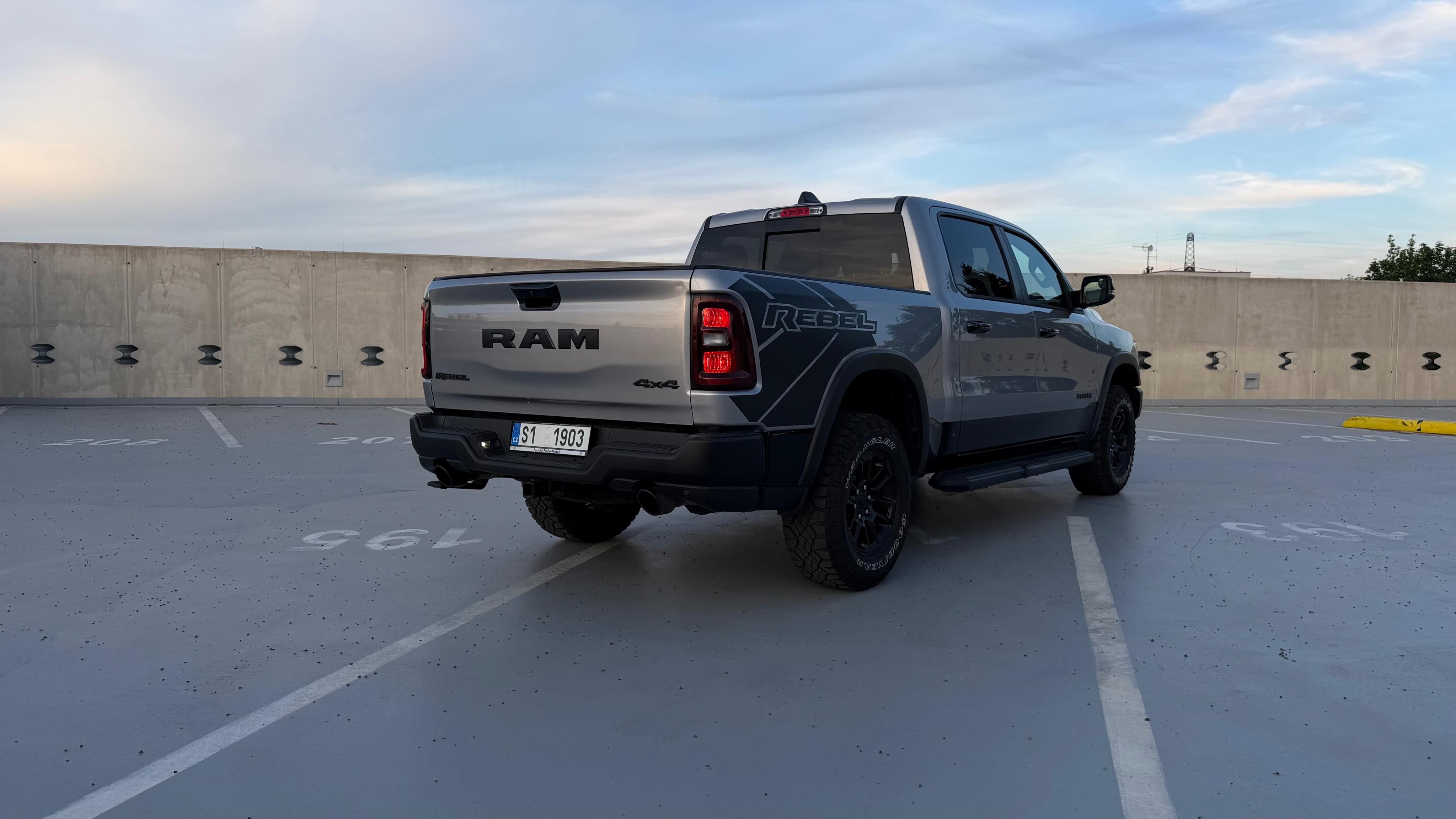 Dodge Ram, REBEL - 420k - HARMAN KARDON - fotka 4