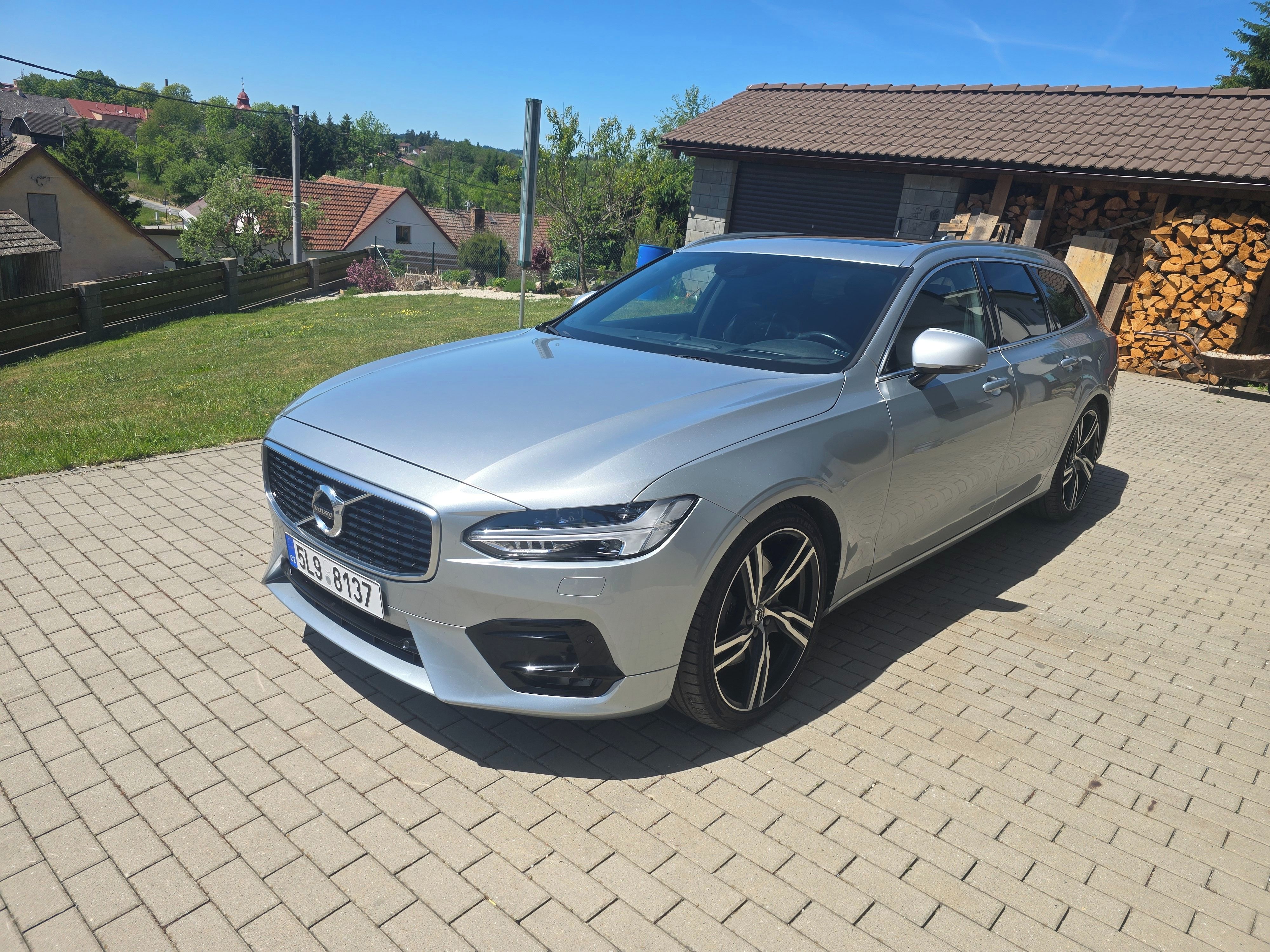 Volvo V90, D5 AWD r-design - fotka 2