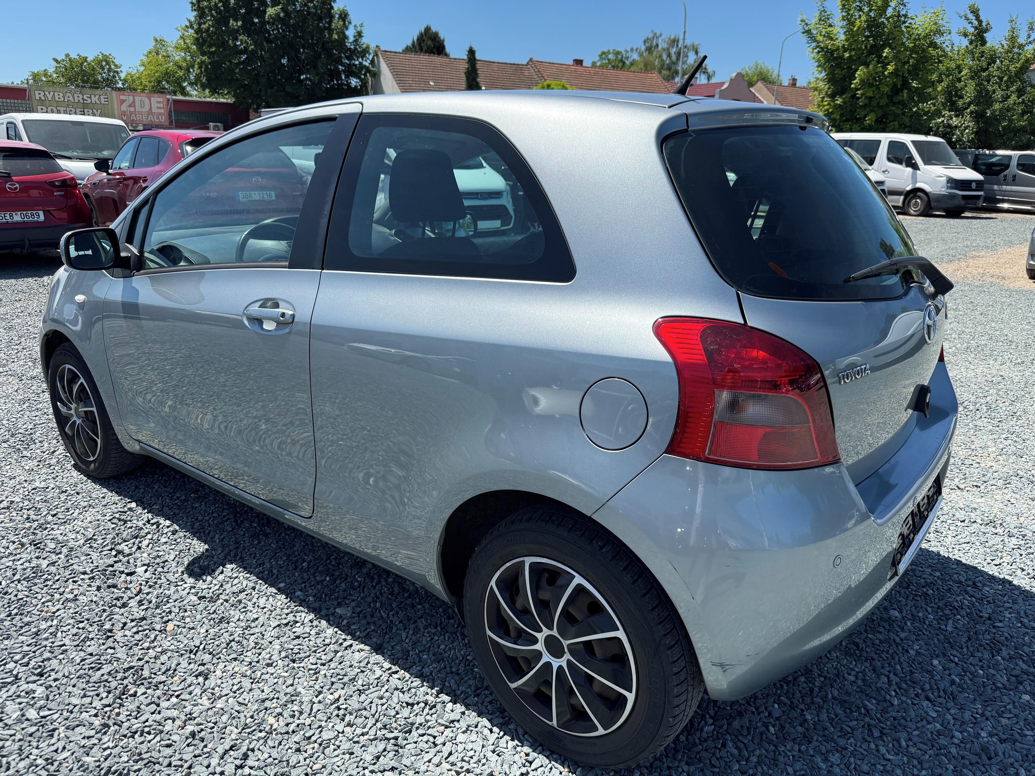 Toyota Yaris, 1.3 VVT-I 64Kw Automat - fotka 4
